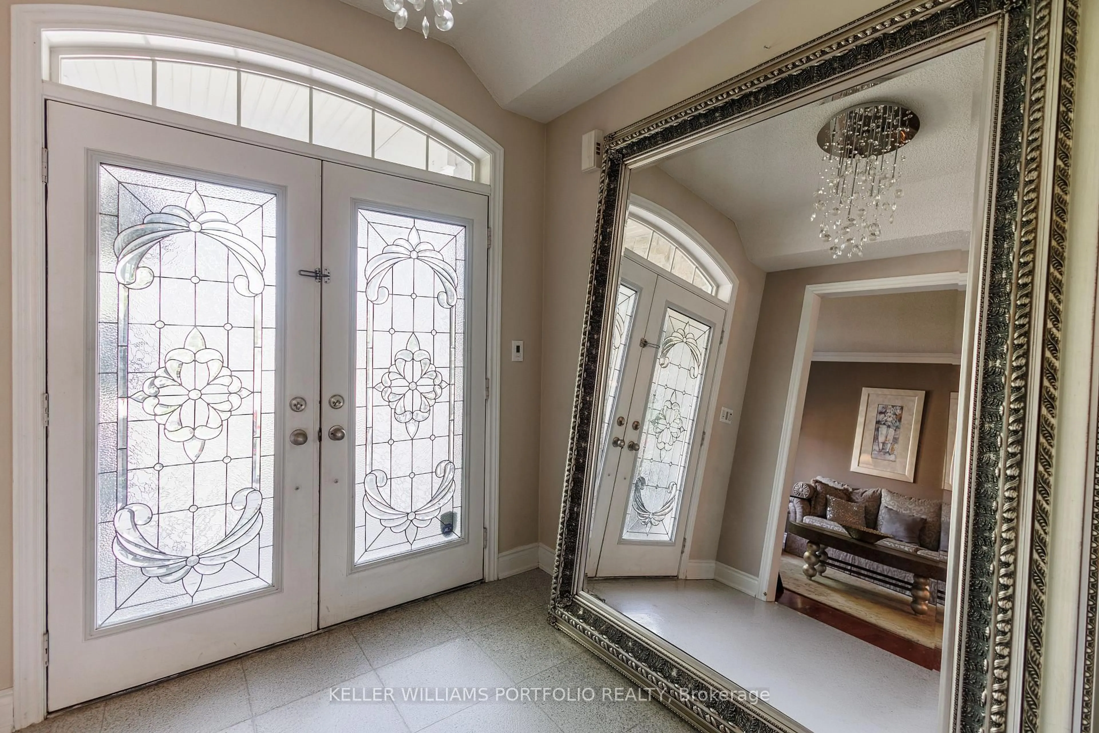 Indoor entryway for 26 Louvain Dr, Brampton Ontario L6P 1W6