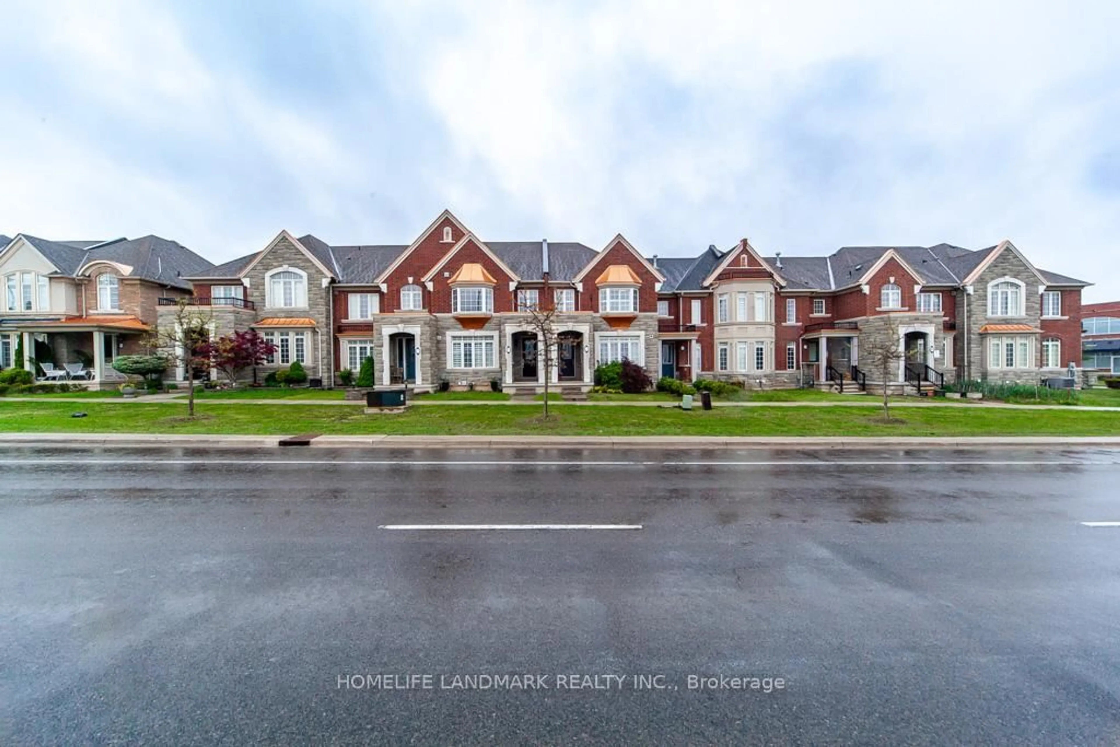 A pic from outside/outdoor area/front of a property/back of a property/a pic from drone, street for 3077 Neyagawa Blvd, Oakville Ontario L6M 4L7