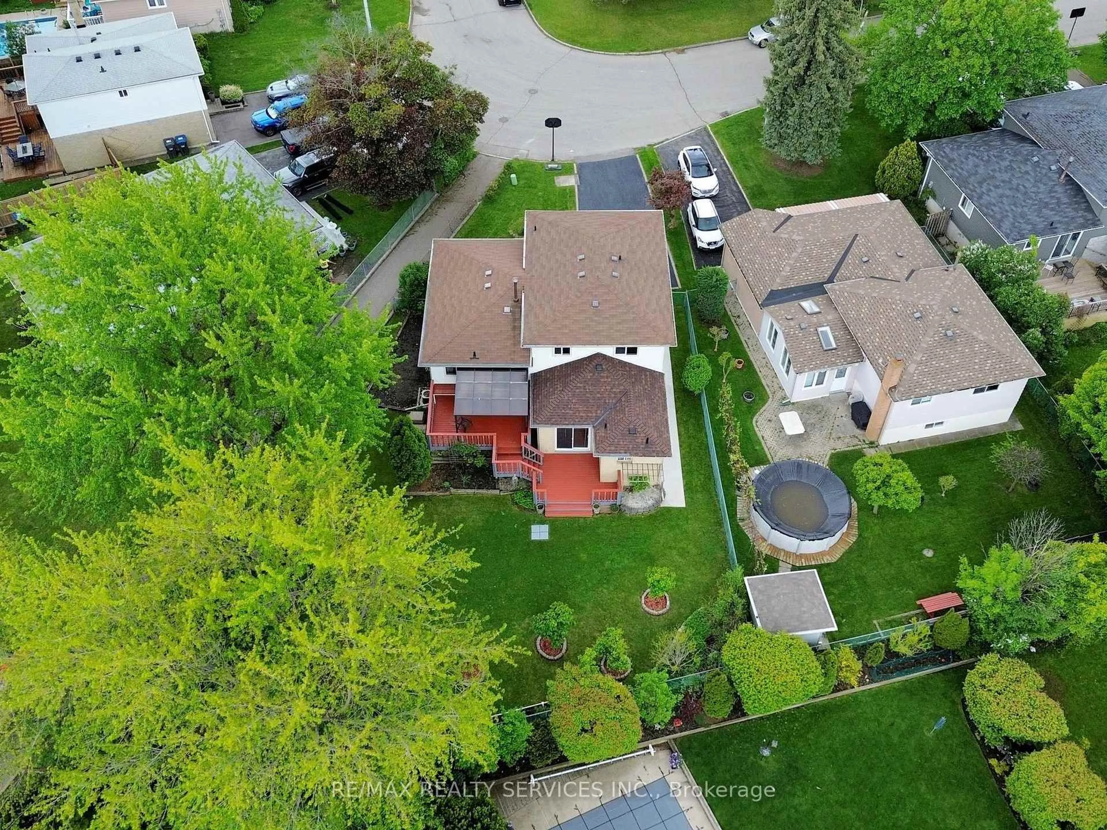 A pic from outside/outdoor area/front of a property/back of a property/a pic from drone, street for 53 Geneva Cres, Brampton Ontario L6S 1K7
