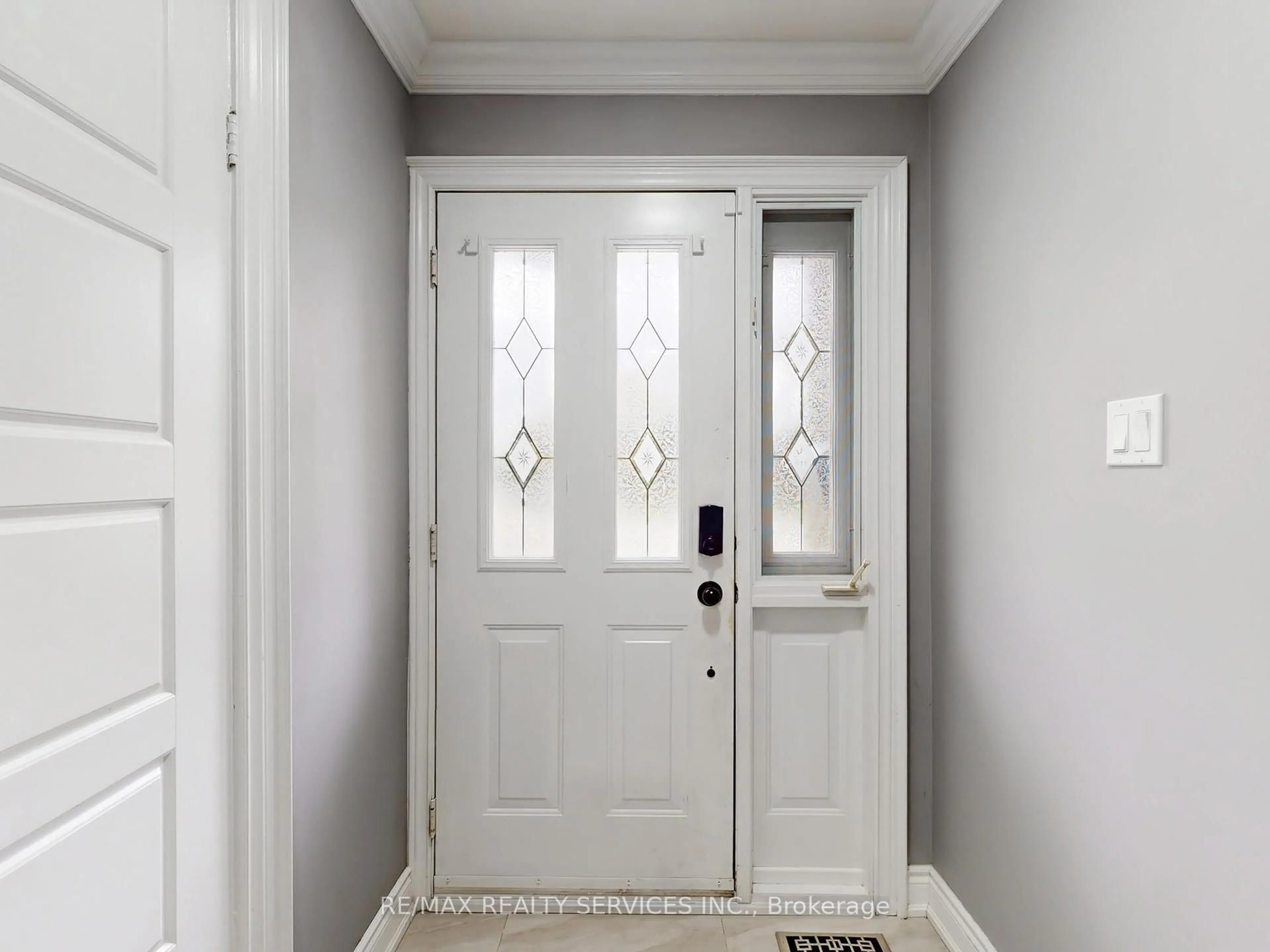 Indoor entryway for 53 Geneva Cres, Brampton Ontario L6S 1K7