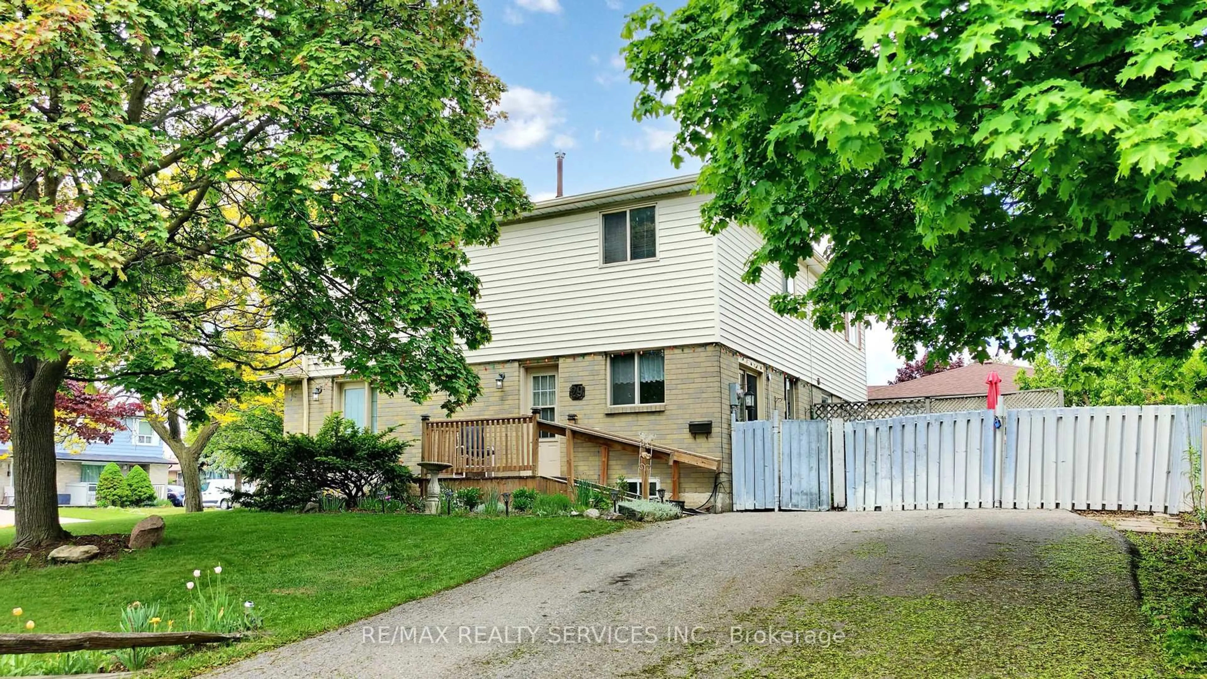 Unknown for 29 Gulliver Cres, Brampton Ontario L6S 1T1