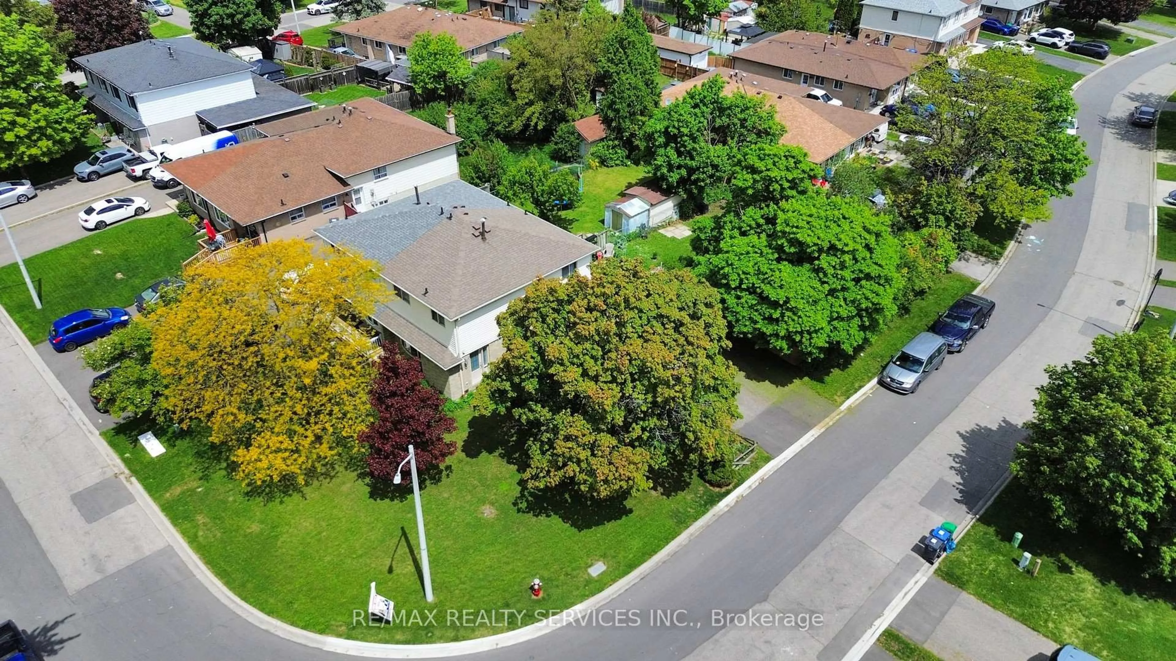 A pic from outside/outdoor area/front of a property/back of a property/a pic from drone, street for 29 Gulliver Cres, Brampton Ontario L6S 1T1