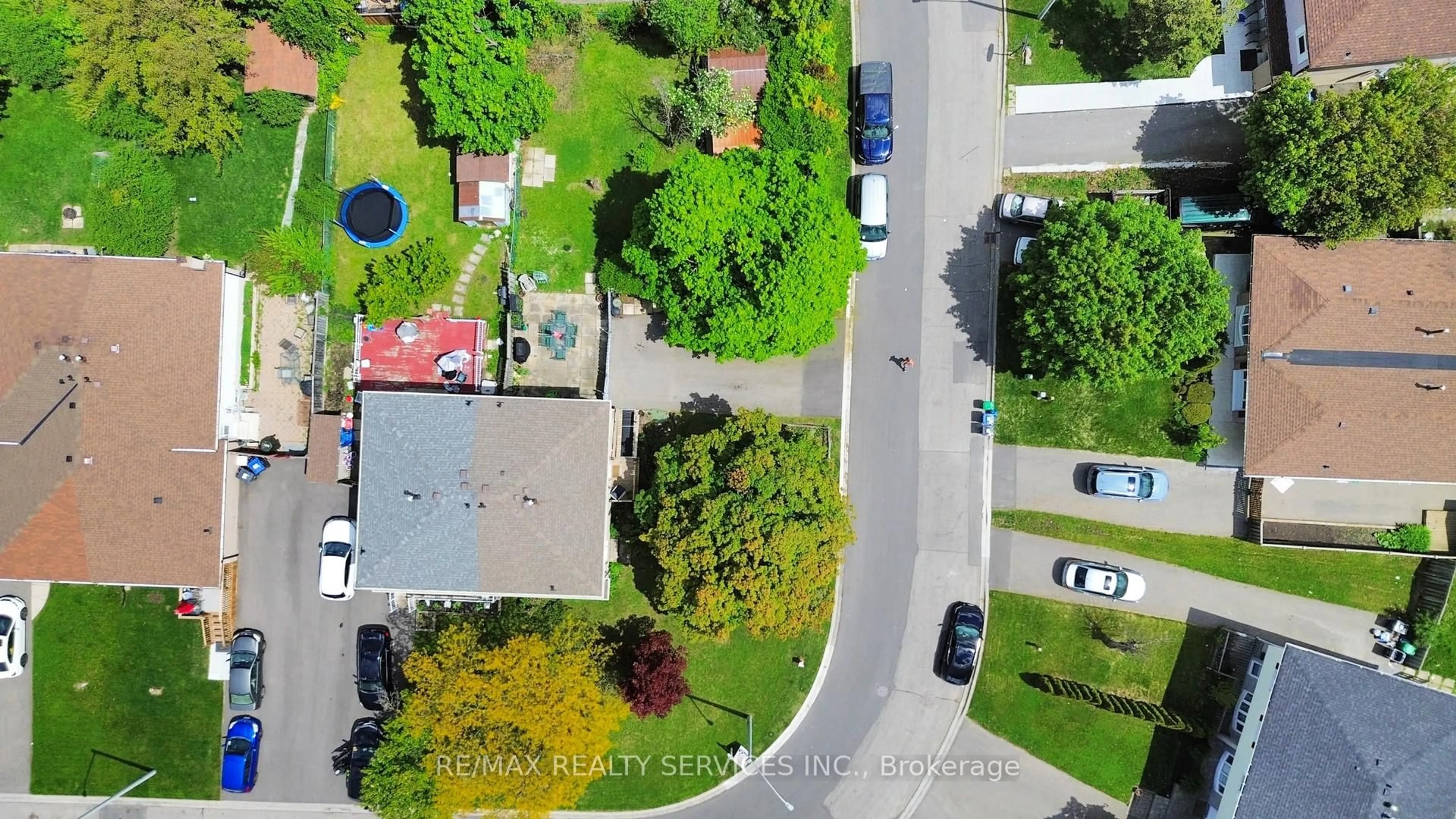 A pic from outside/outdoor area/front of a property/back of a property/a pic from drone, street for 29 Gulliver Cres, Brampton Ontario L6S 1T1