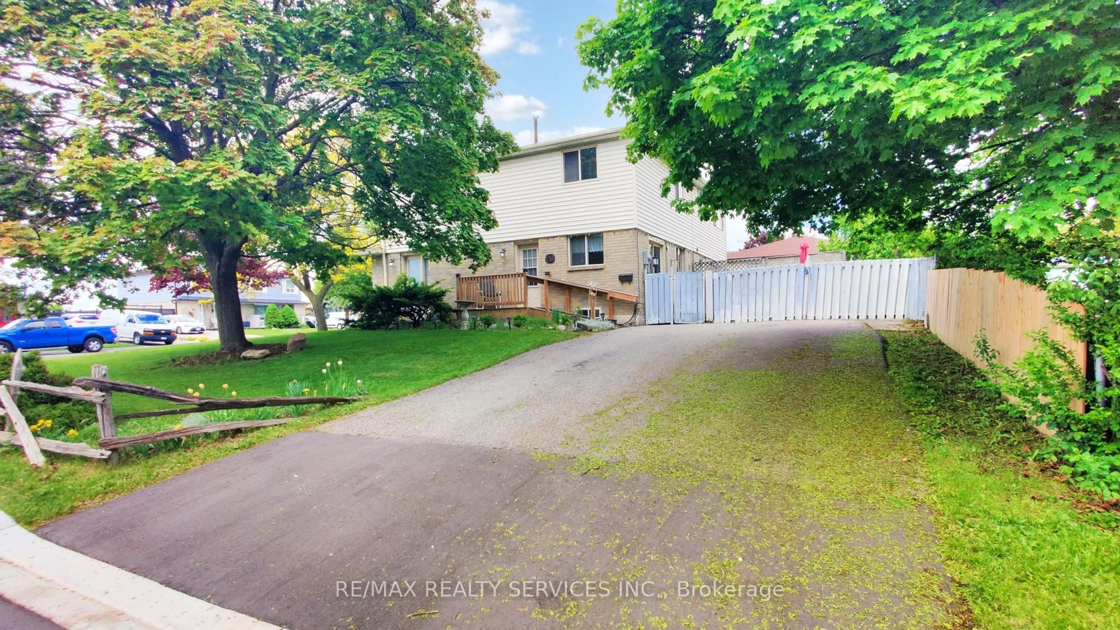 A pic from outside/outdoor area/front of a property/back of a property/a pic from drone, street for 29 Gulliver Cres, Brampton Ontario L6S 1T1
