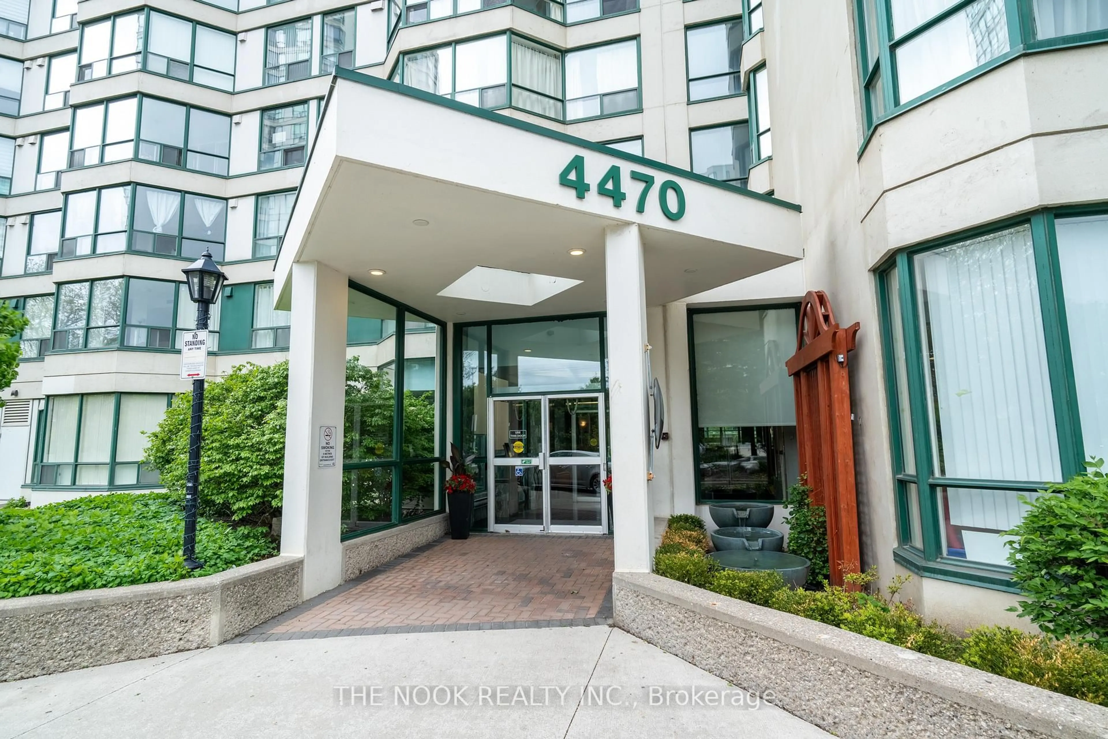 Indoor foyer for 4407 TUCANA Crt #204, Mississauga Ontario L5R 3K8