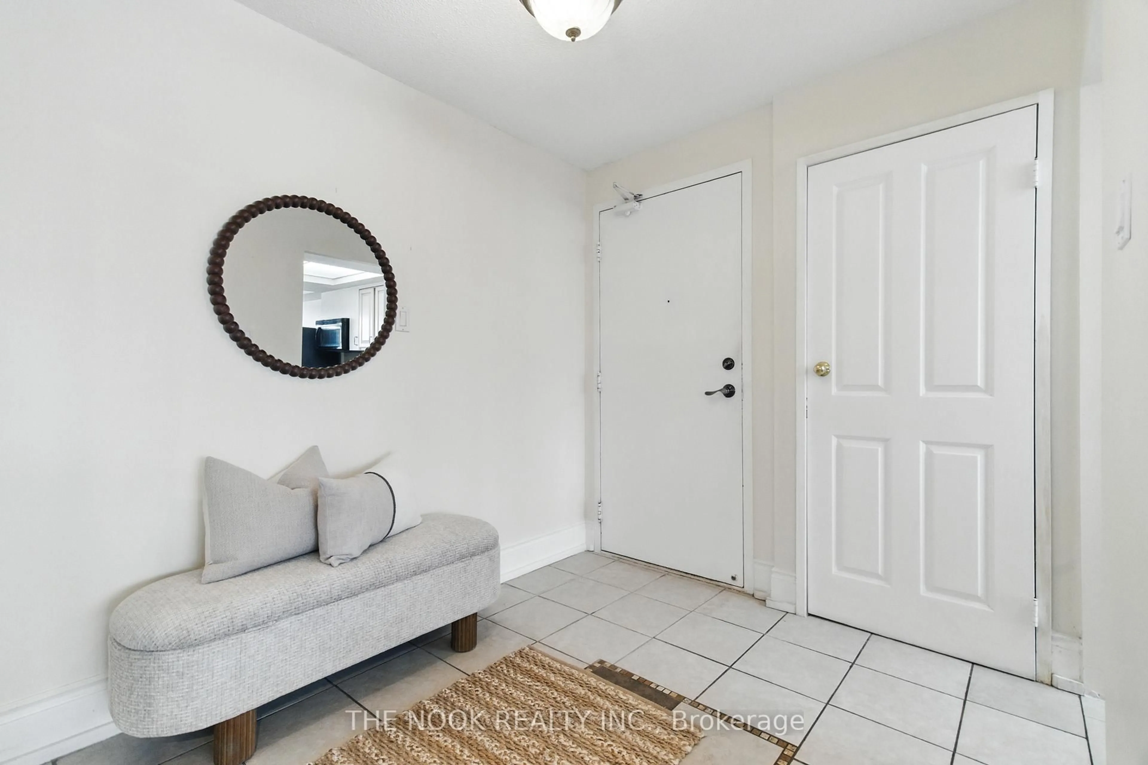 Indoor entryway for 4407 TUCANA Crt #204, Mississauga Ontario L5R 3K8