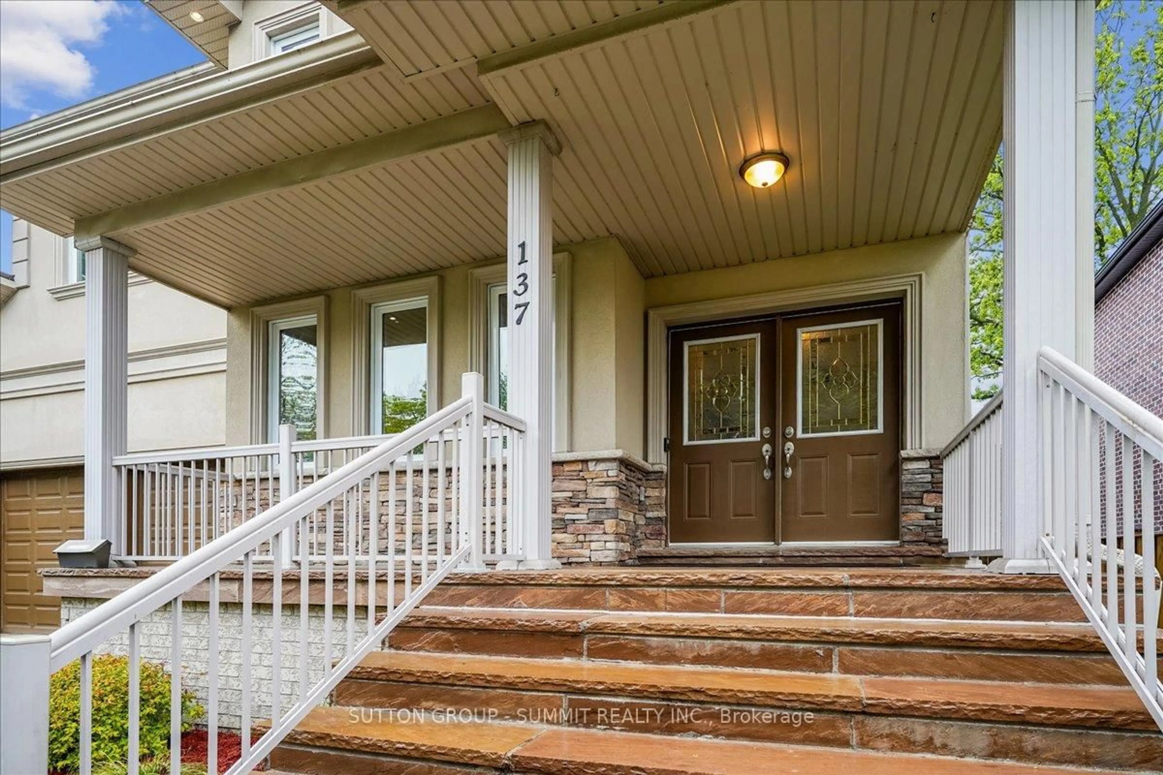 Indoor entryway for 137 Eaglewood Blvd, Mississauga Ontario L5G 1V8