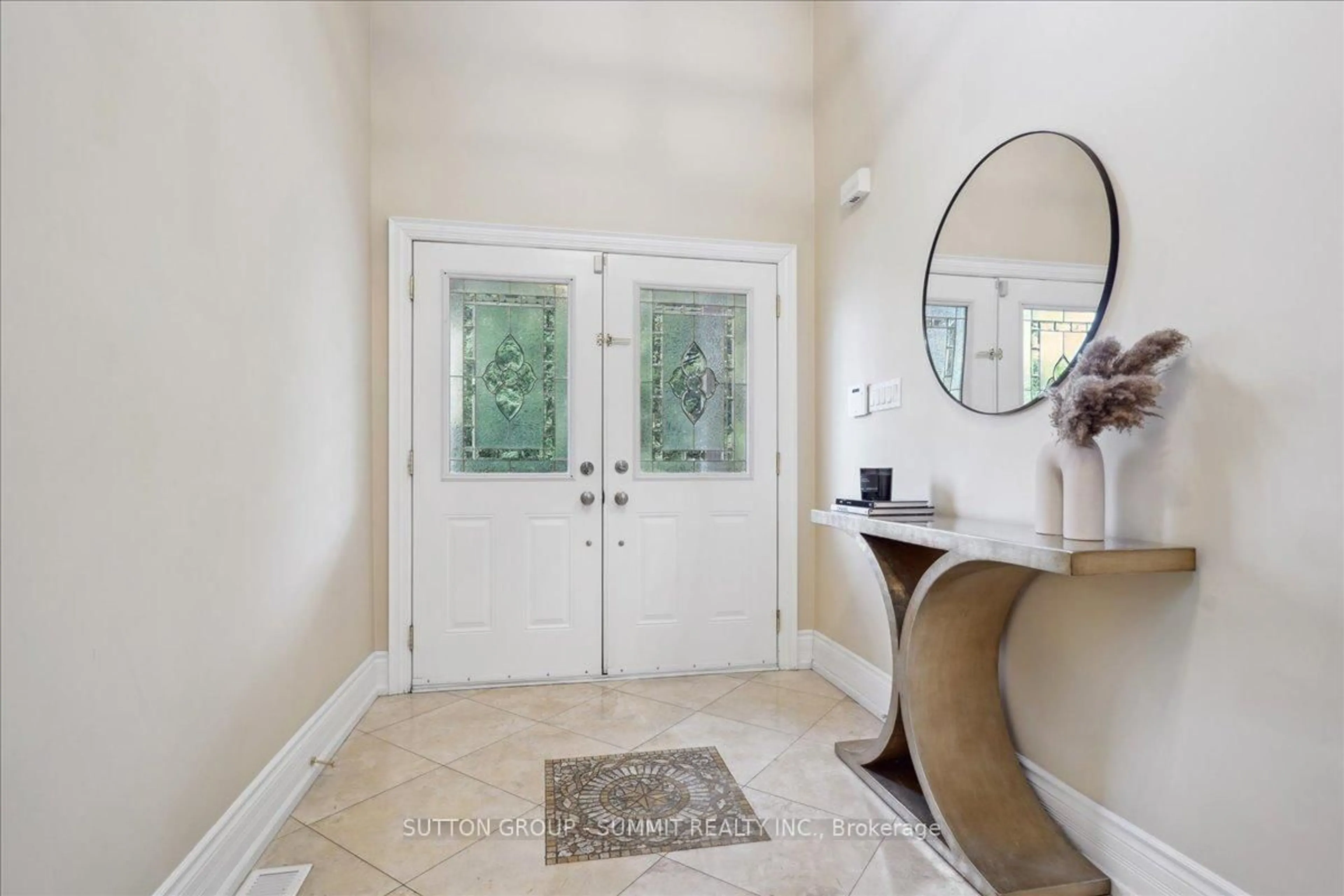 Indoor entryway for 137 Eaglewood Blvd, Mississauga Ontario L5G 1V8