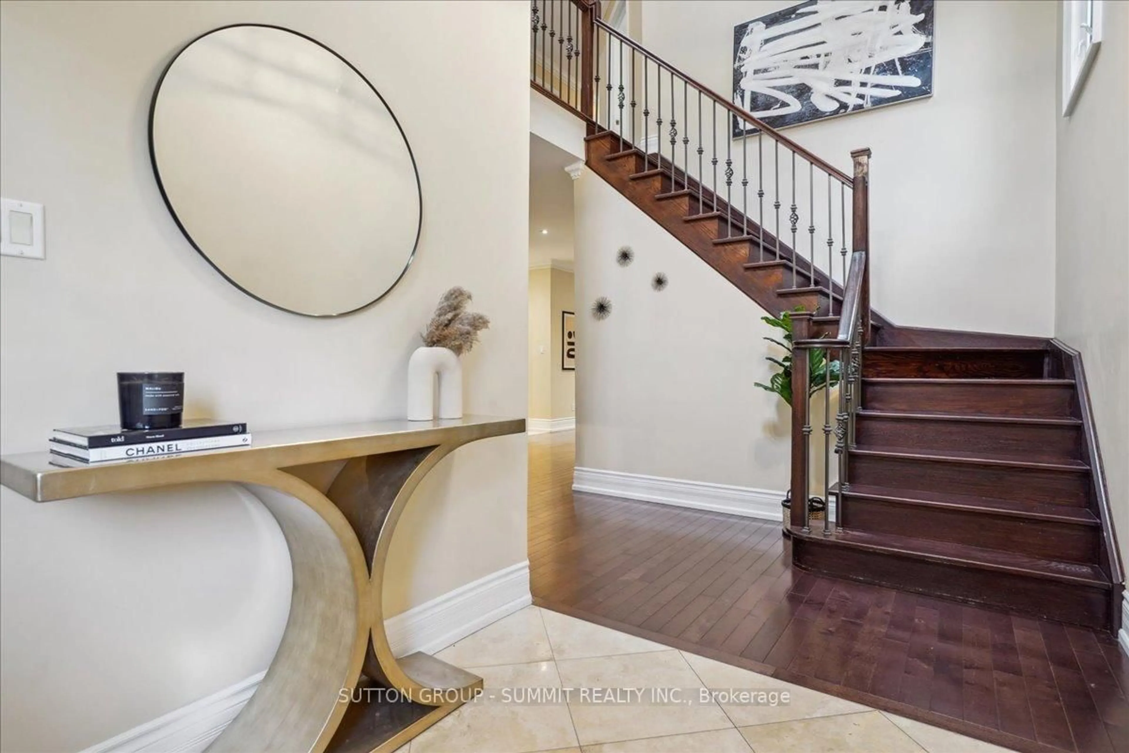 Indoor entryway for 137 Eaglewood Blvd, Mississauga Ontario L5G 1V8