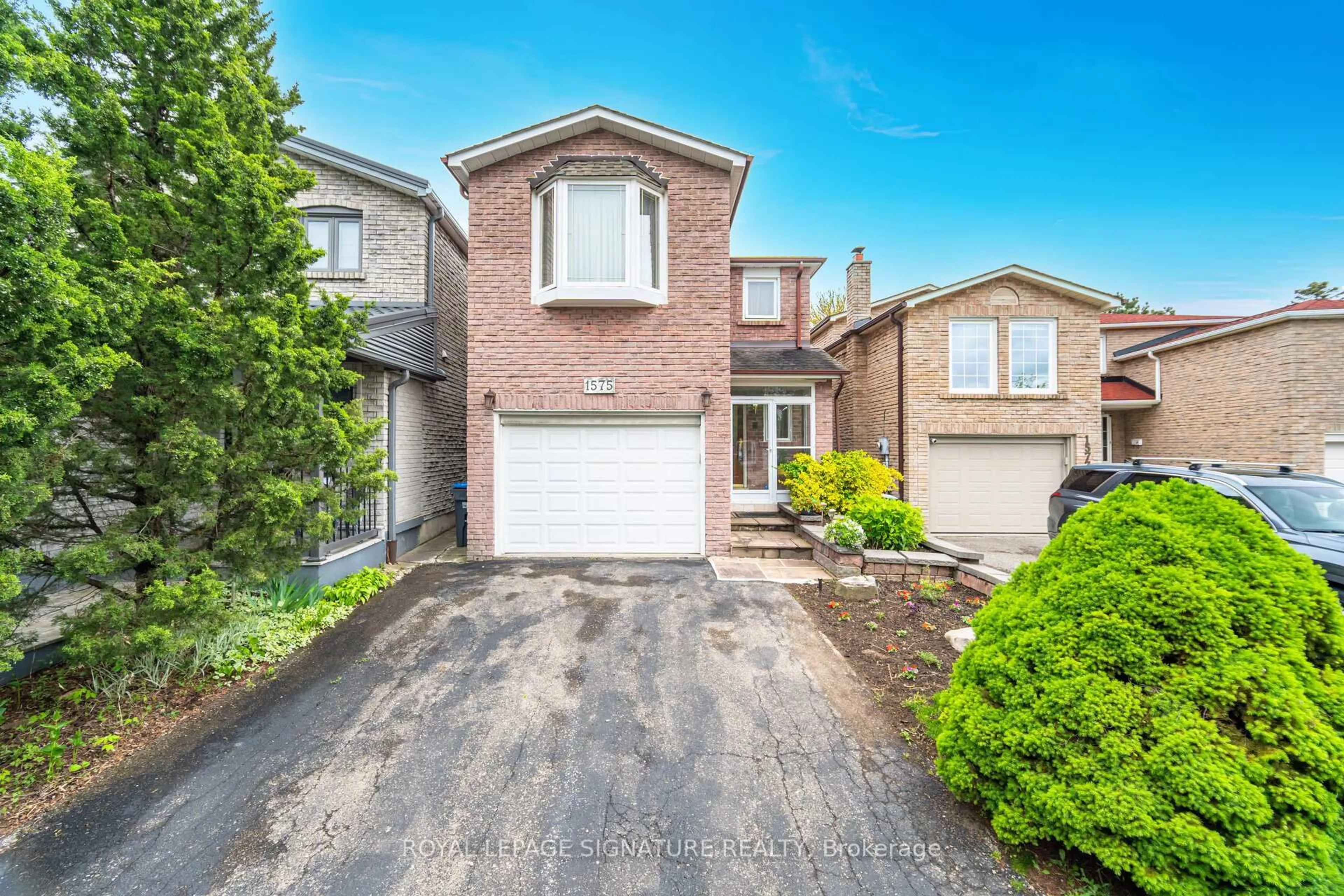 Home with brick exterior material, street for 1575 Dewberry Cres, Mississauga Ontario L4W 3B6