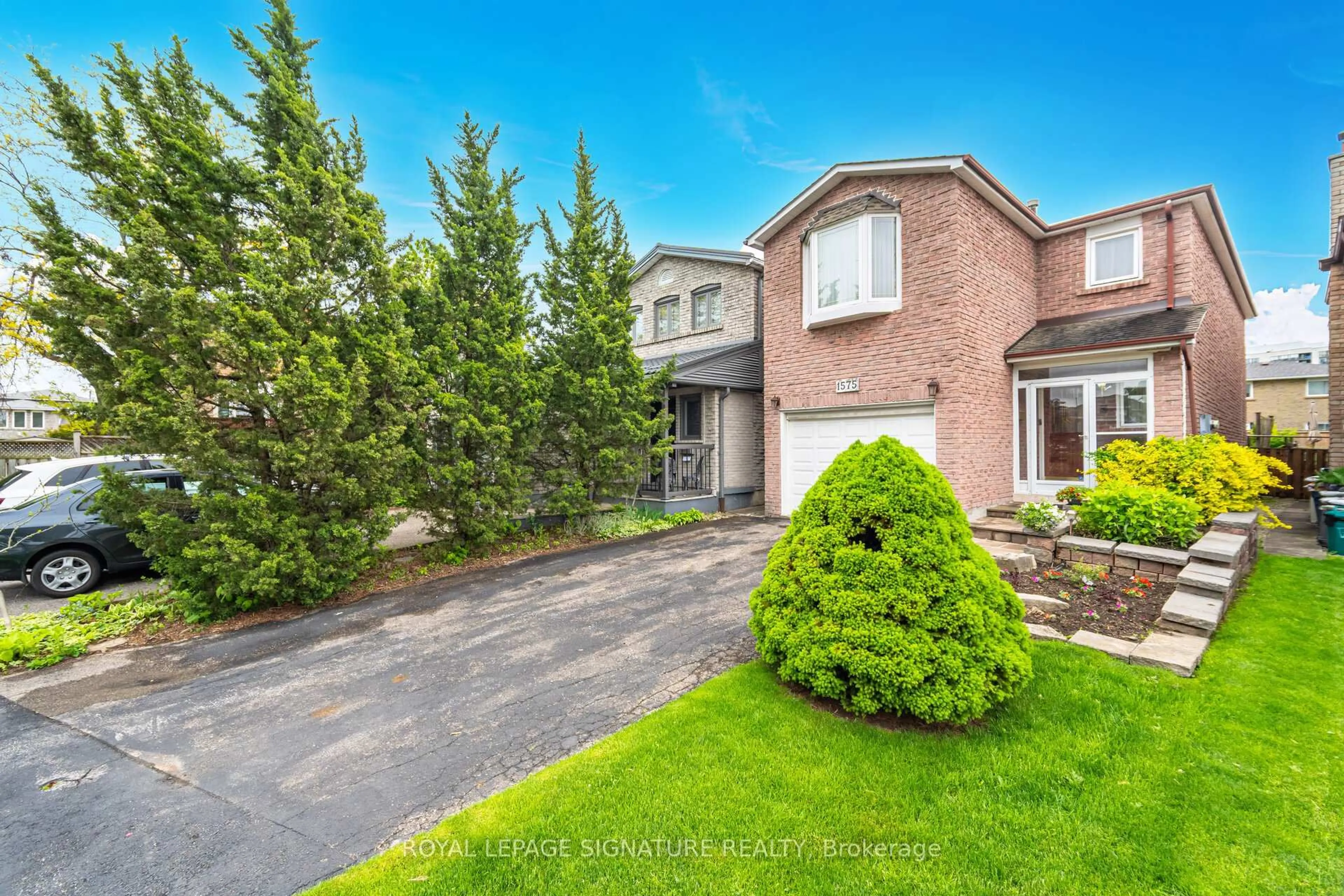 Home with brick exterior material, street for 1575 Dewberry Cres, Mississauga Ontario L4W 3B6