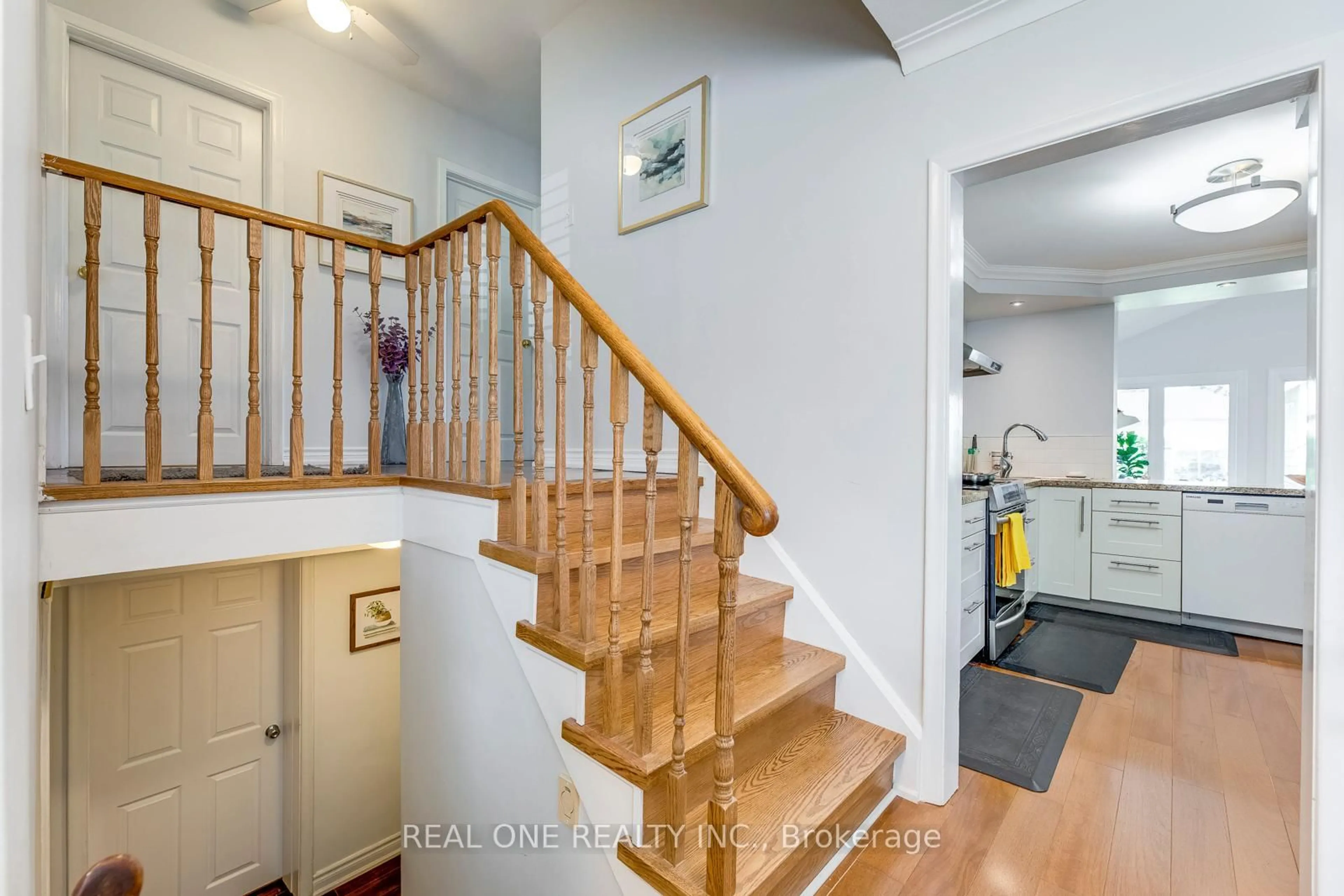 Indoor entryway for 1377 Sheldon Ave, Oakville Ontario L6L 2P9