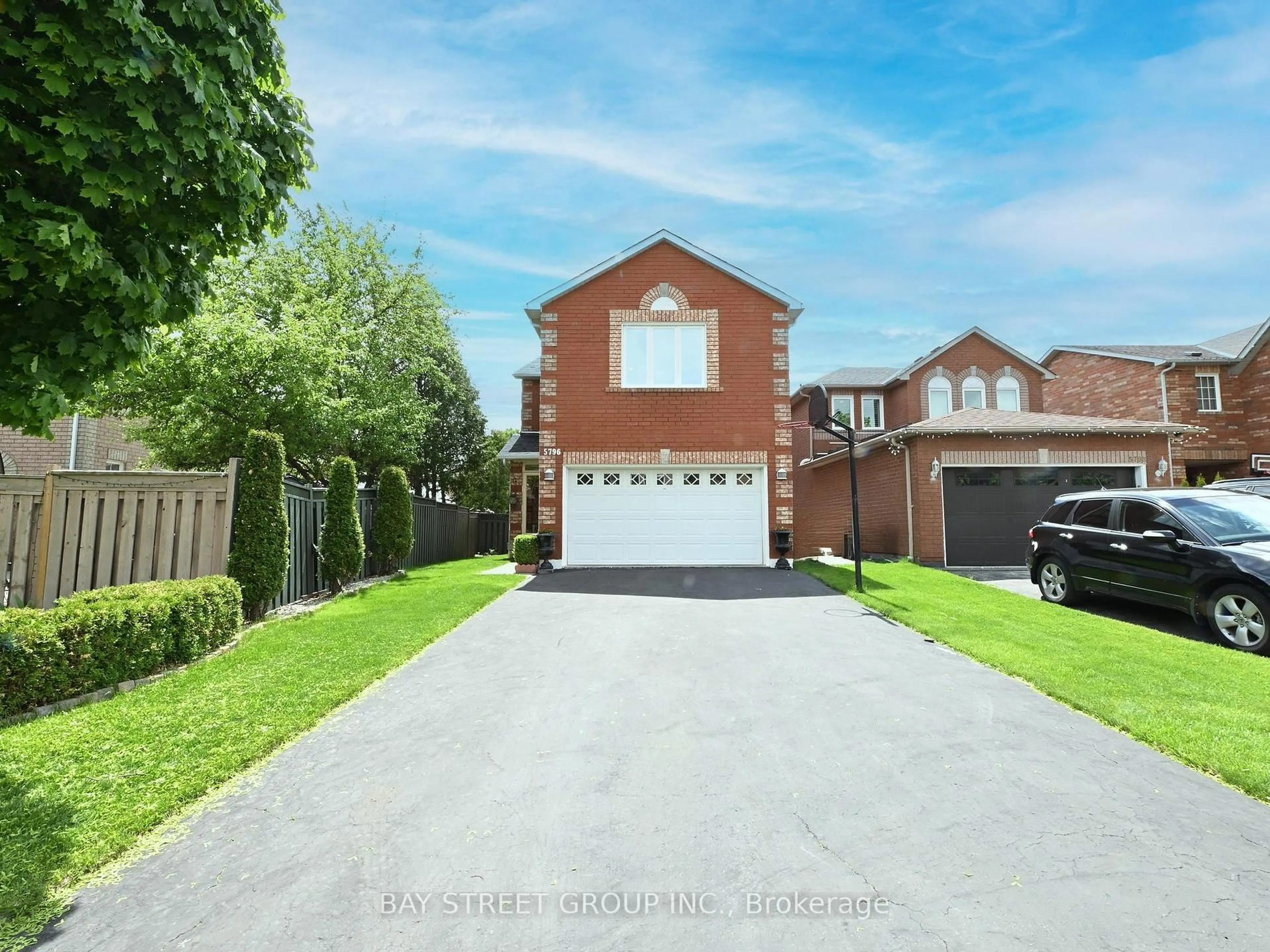 A pic from outside/outdoor area/front of a property/back of a property/a pic from drone, street for 5796 Sidmouth St, Mississauga Ontario L5V 2K3