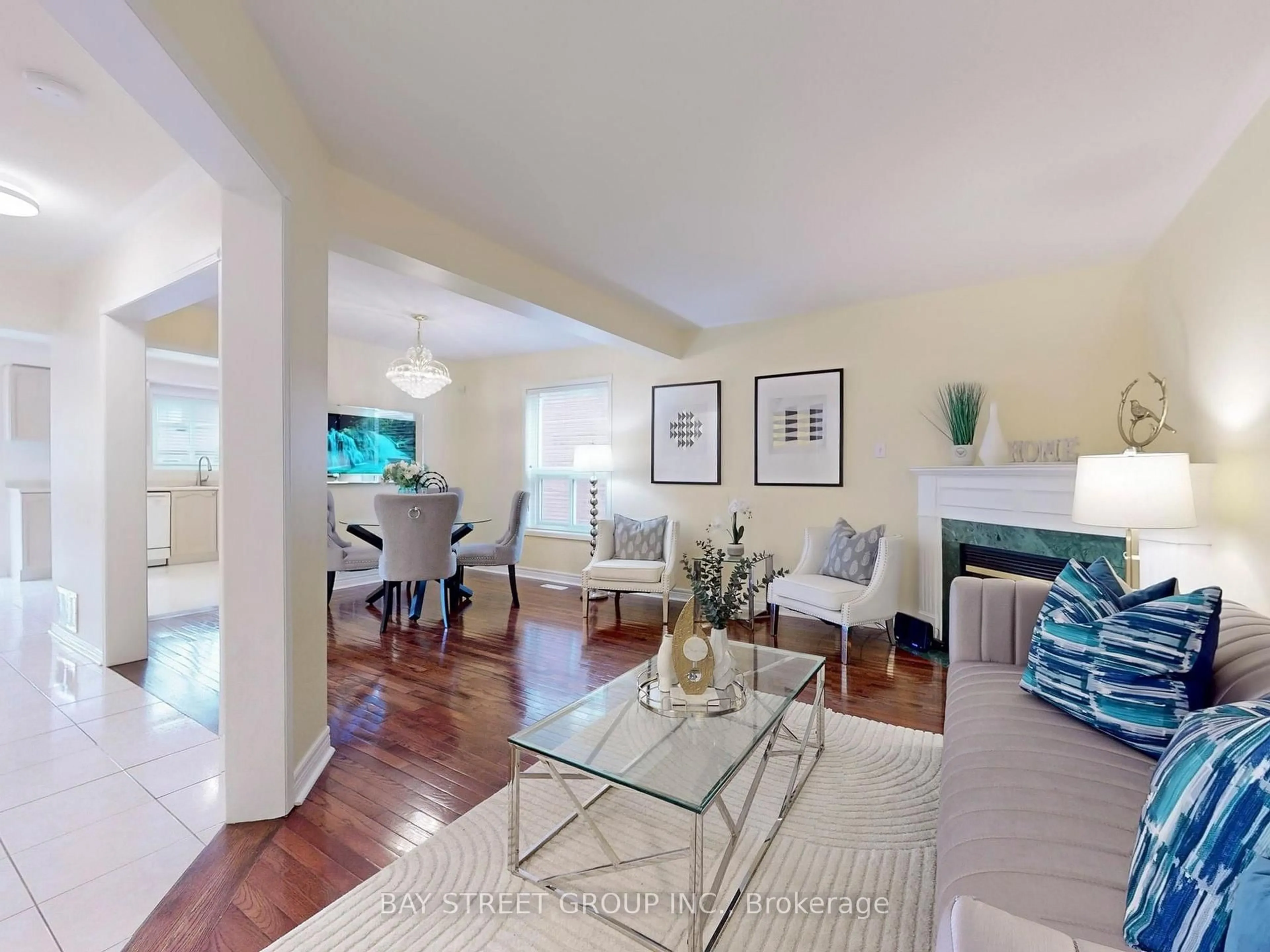 Living room with furniture, unknown for 5796 Sidmouth St, Mississauga Ontario L5V 2K3