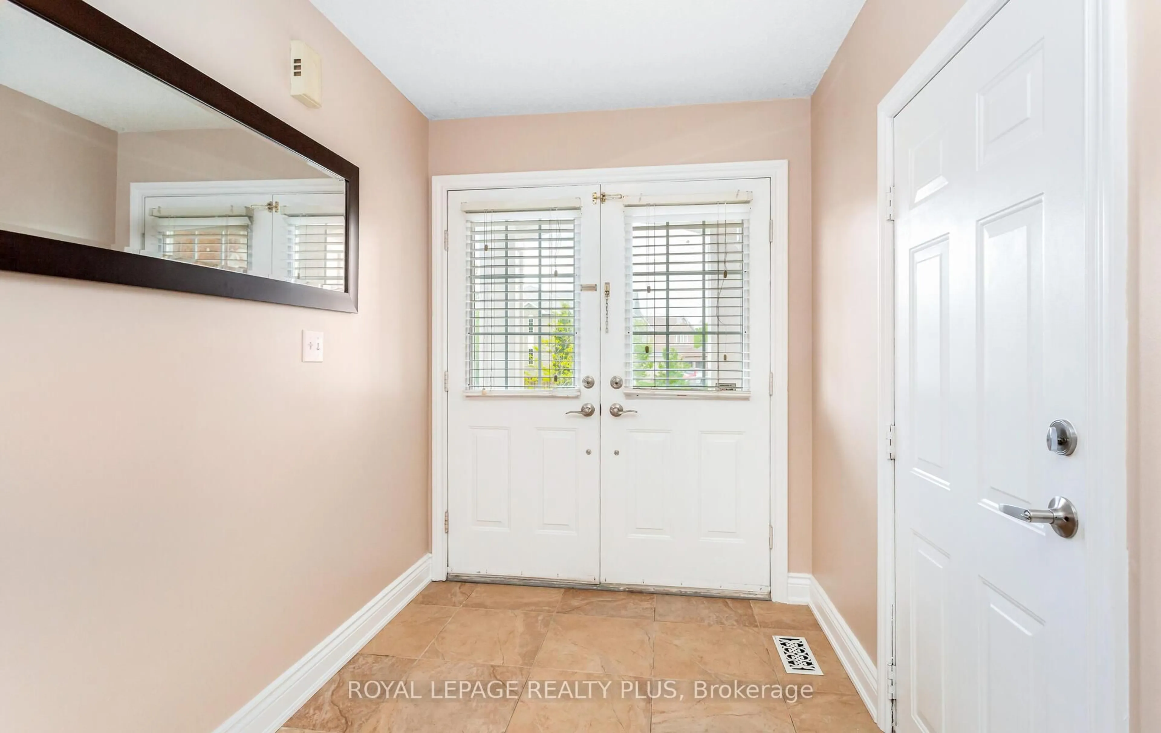 Indoor entryway for 1134 Blueheron Blvd, Mississauga Ontario L5V 2J7