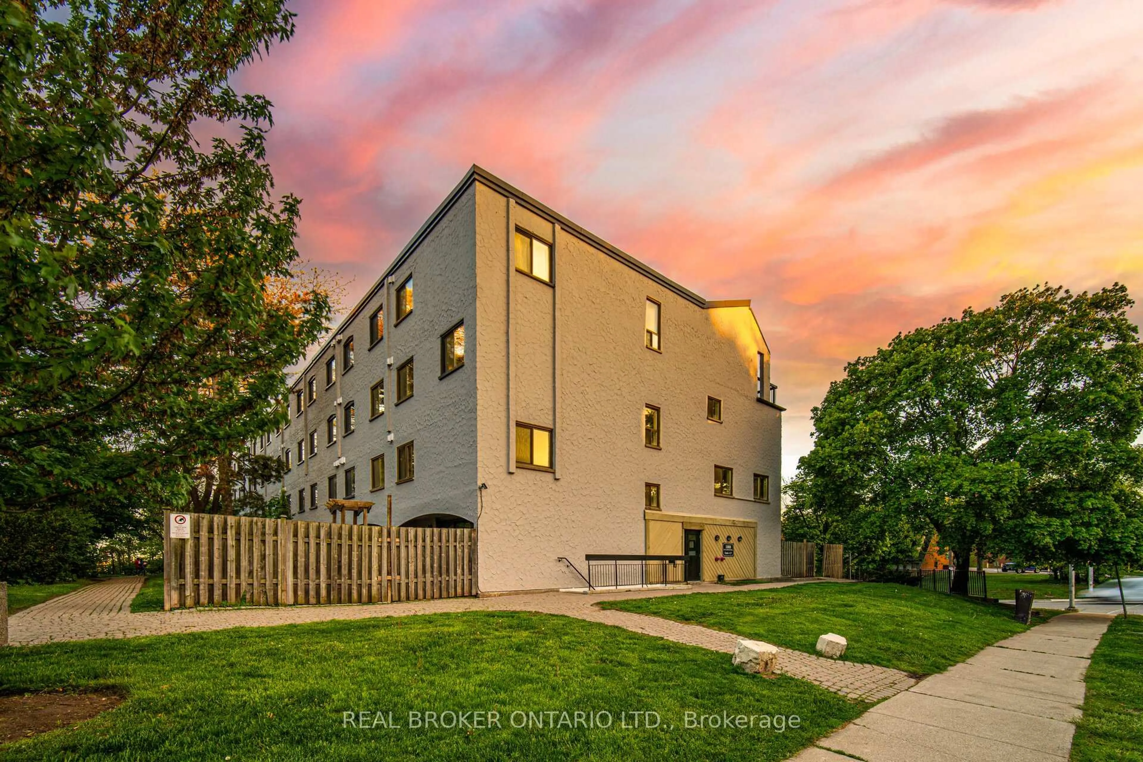 A pic from outside/outdoor area/front of a property/back of a property/a pic from drone, building for 1008 Falgarwood Dr ##22, Oakville Ontario L6H 2P5