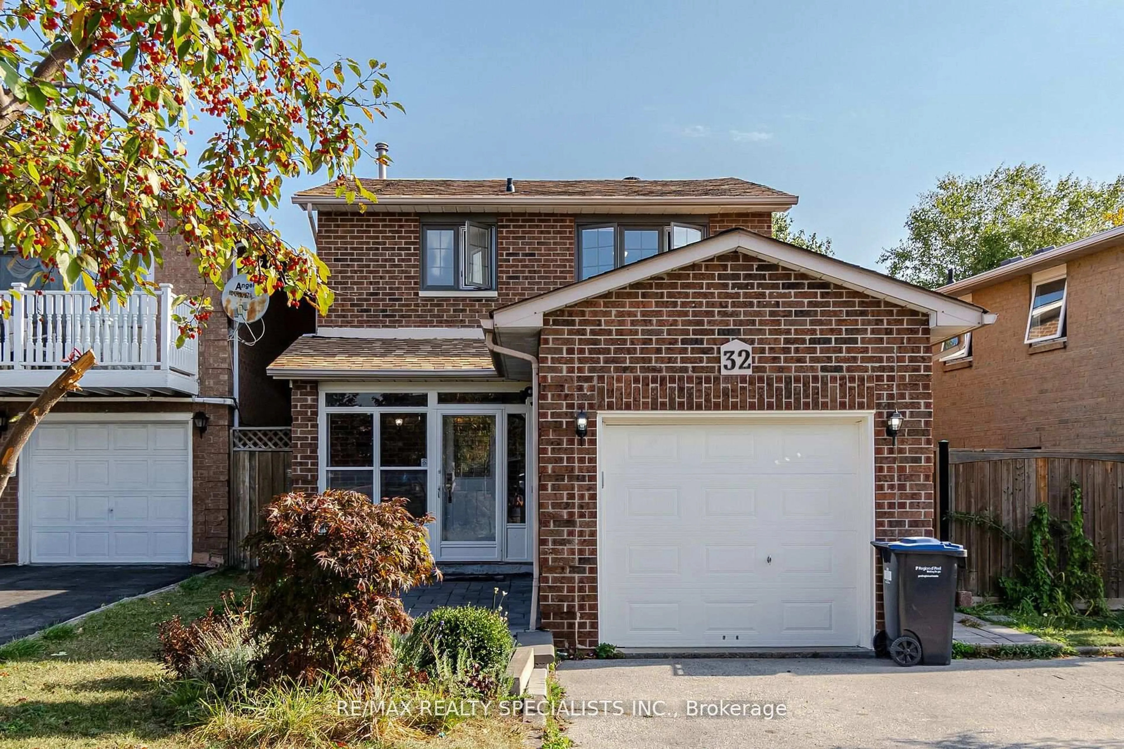Home with brick exterior material, street for 32 PANDA Lane, Brampton Ontario L6S 5B7