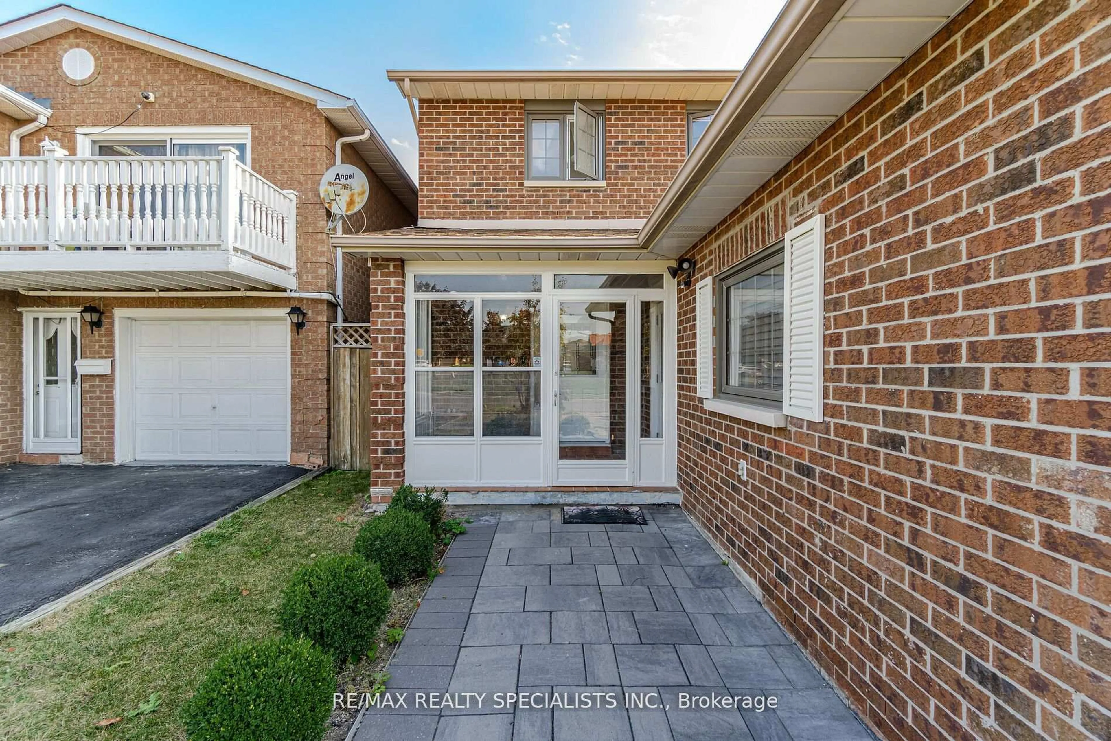 Home with brick exterior material, street for 32 PANDA Lane, Brampton Ontario L6S 5B7