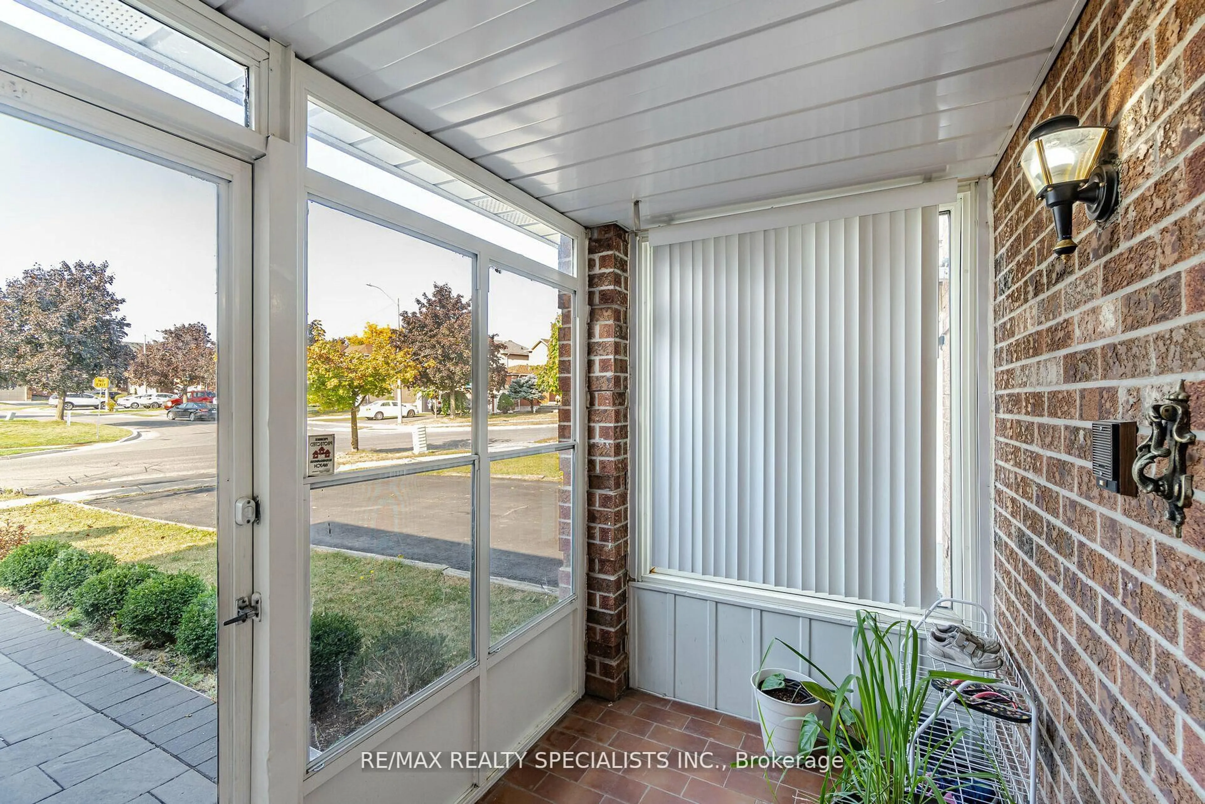 Indoor entryway for 32 PANDA Lane, Brampton Ontario L6S 5B7