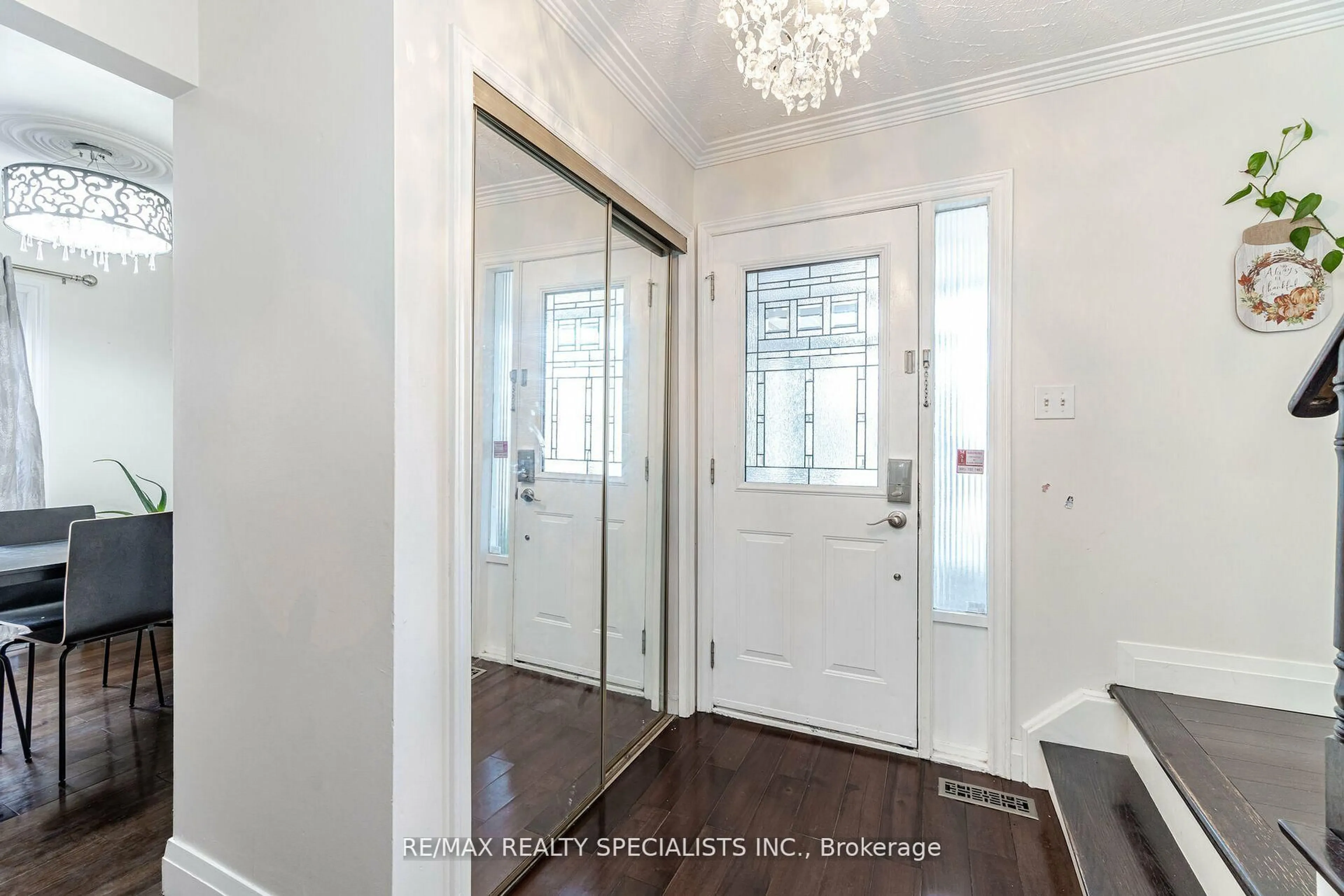 Indoor entryway for 32 PANDA Lane, Brampton Ontario L6S 5B7