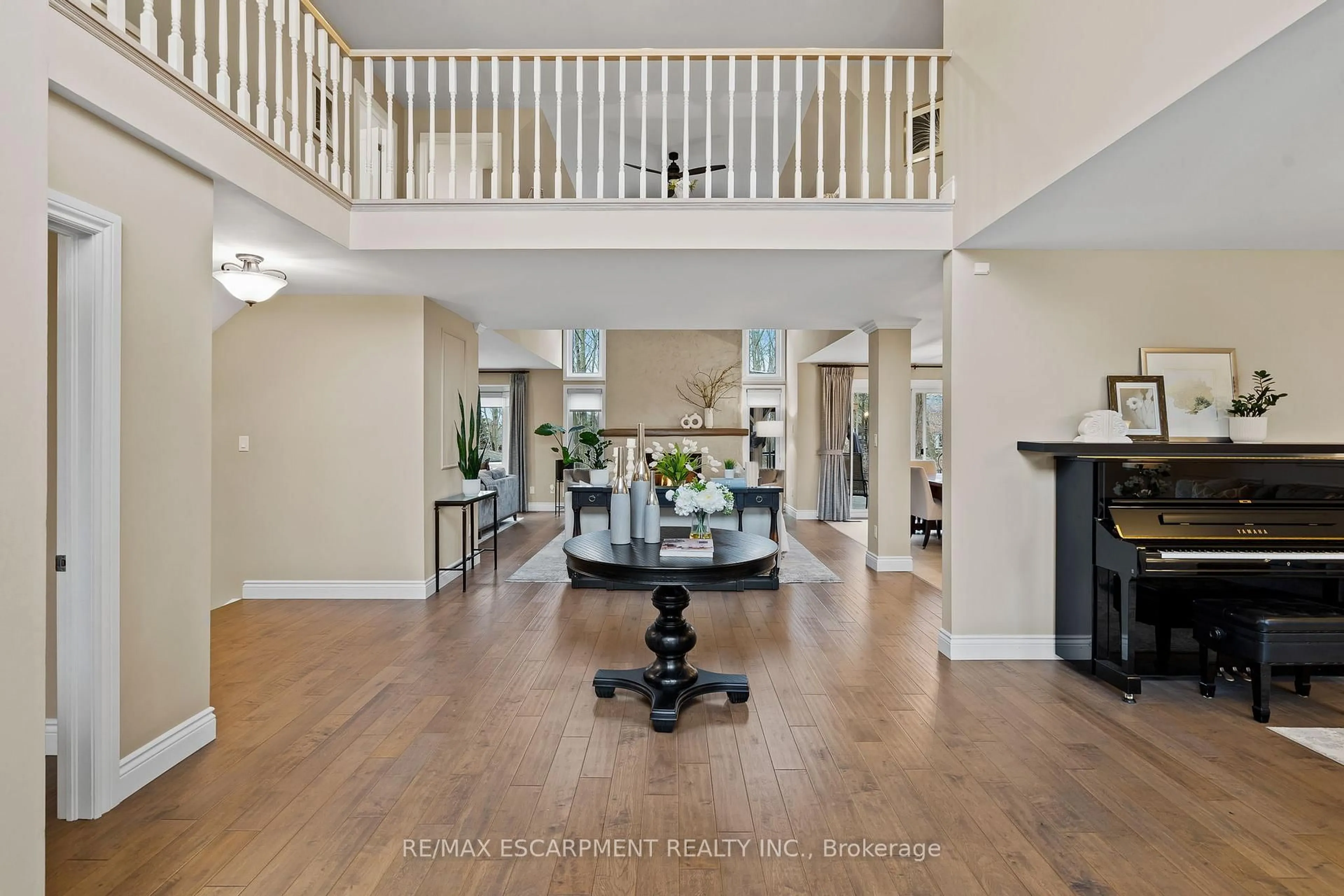 Indoor entryway for 1103 Crofton Way, Burlington Ontario L7P 4X1