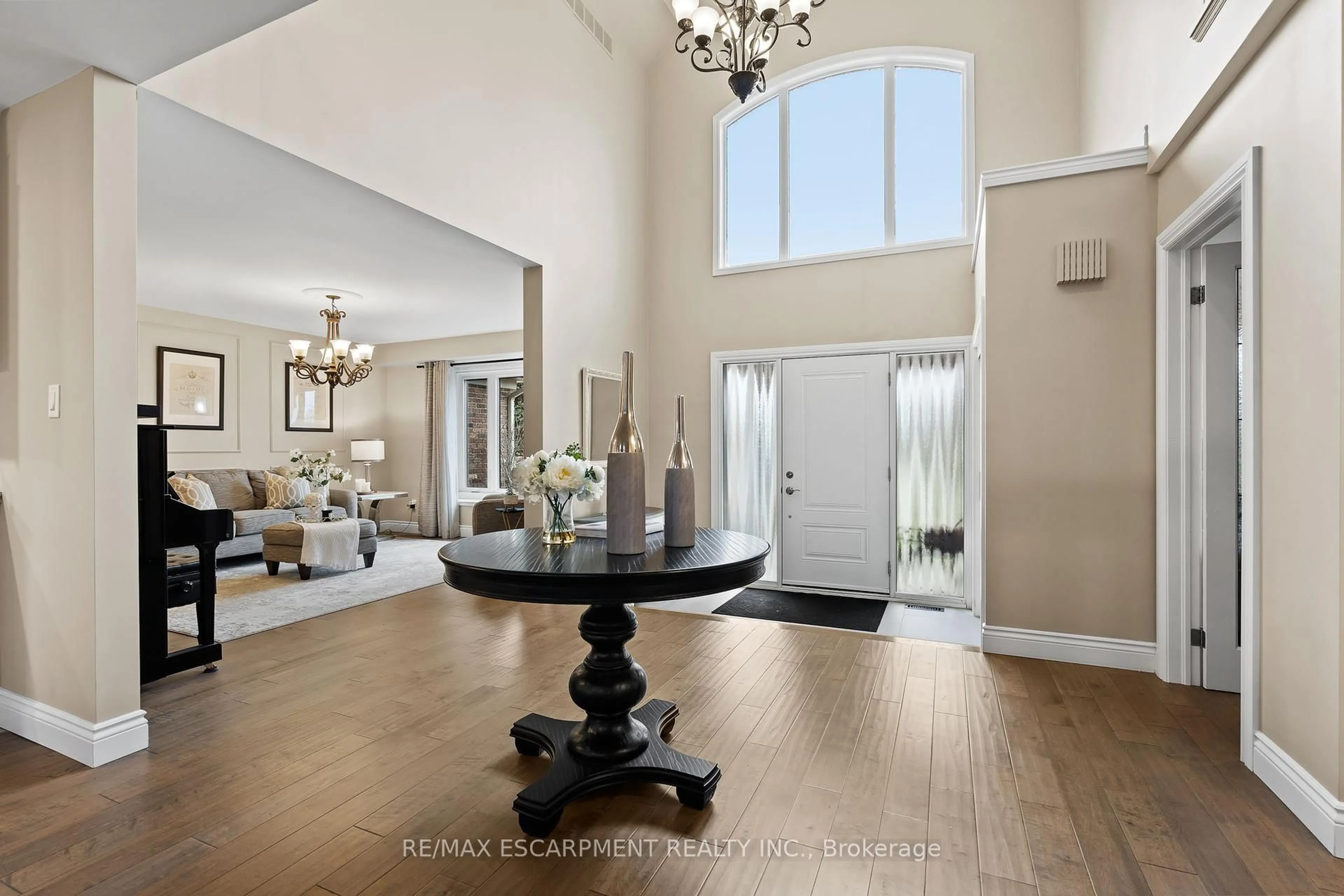 Indoor foyer for 1103 Crofton Way, Burlington Ontario L7P 4X1