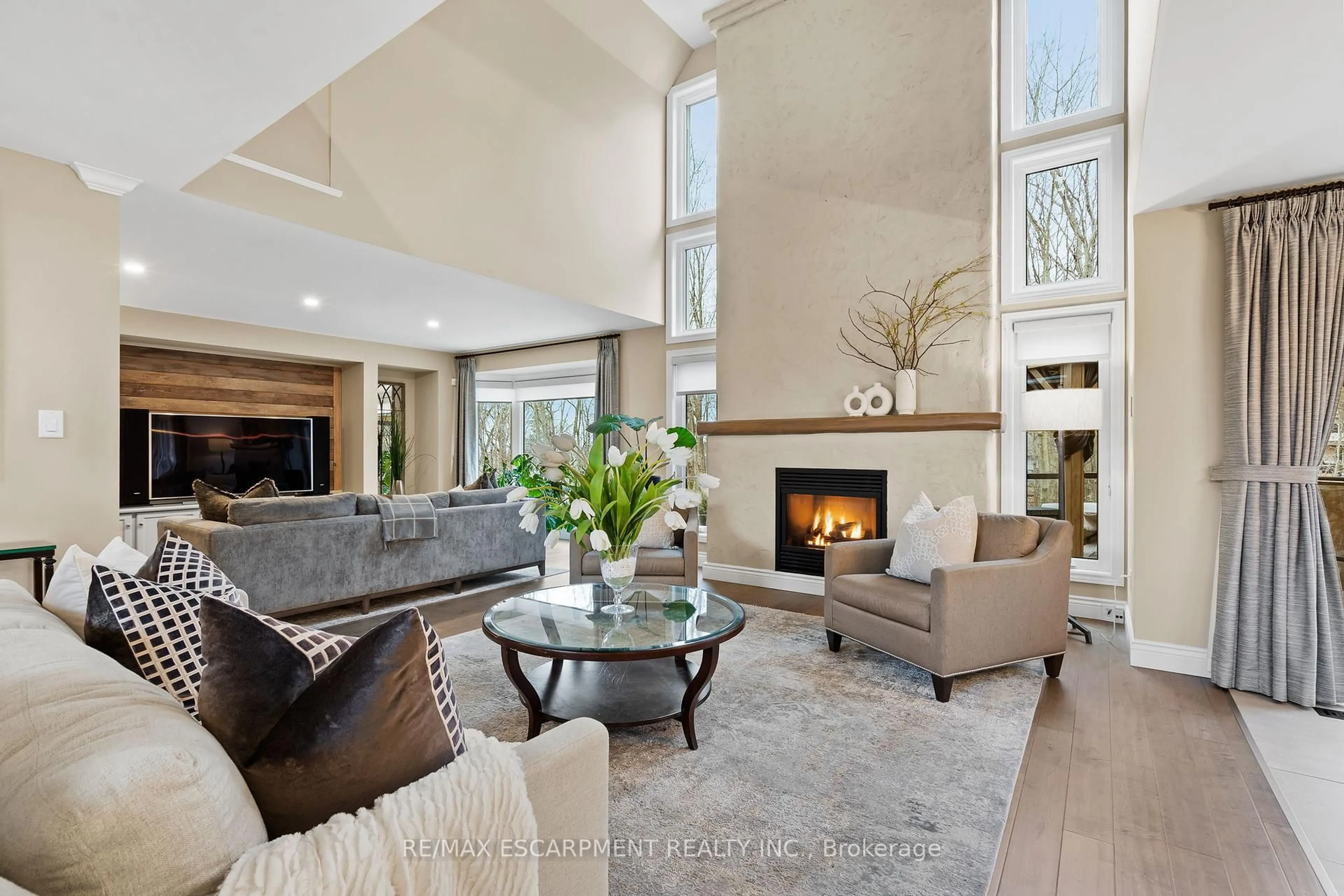 Living room with furniture, unknown for 1103 Crofton Way, Burlington Ontario L7P 4X1