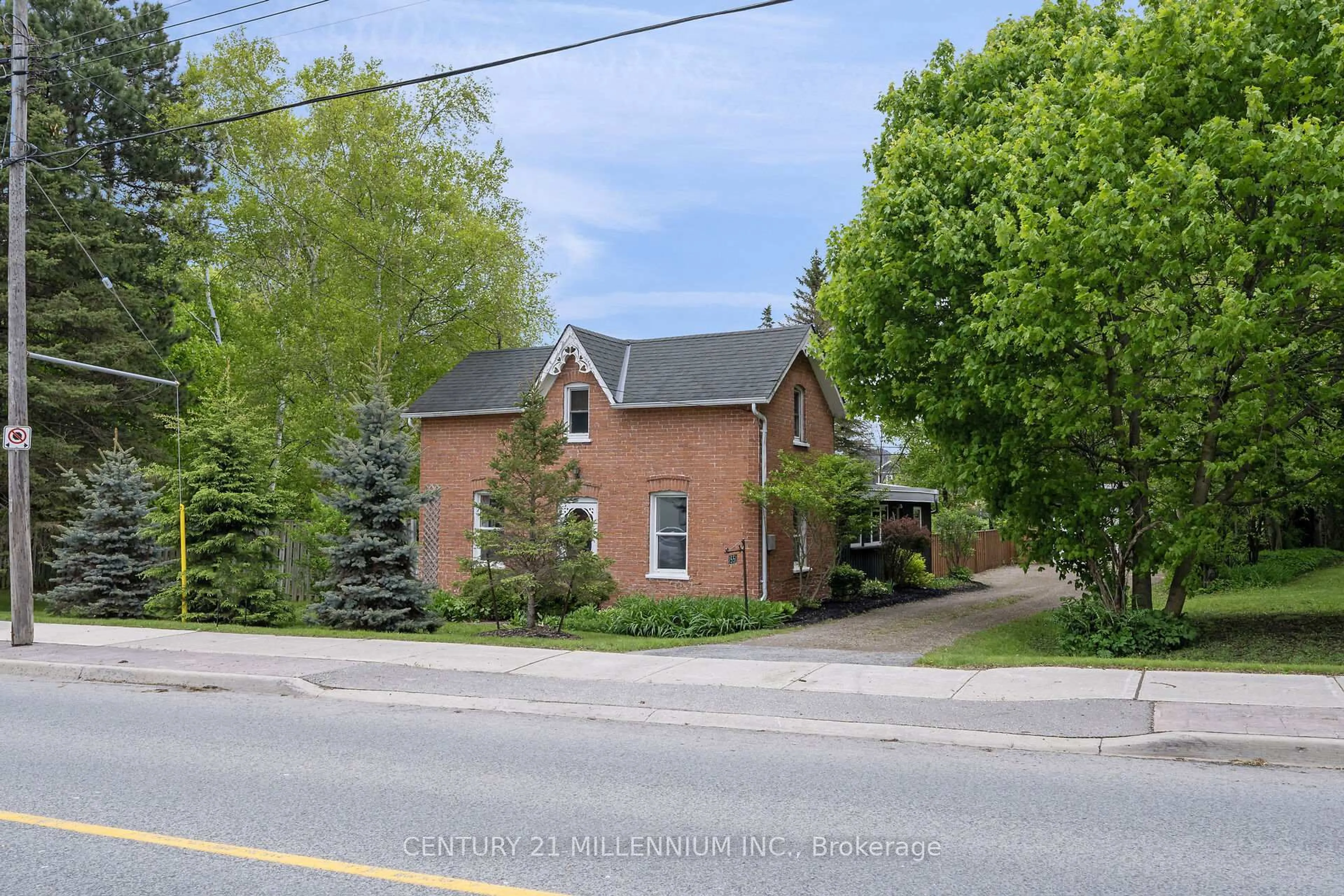A pic from outside/outdoor area/front of a property/back of a property/a pic from drone, street for 1551 Queen St, Caledon Ontario L7K 0C2