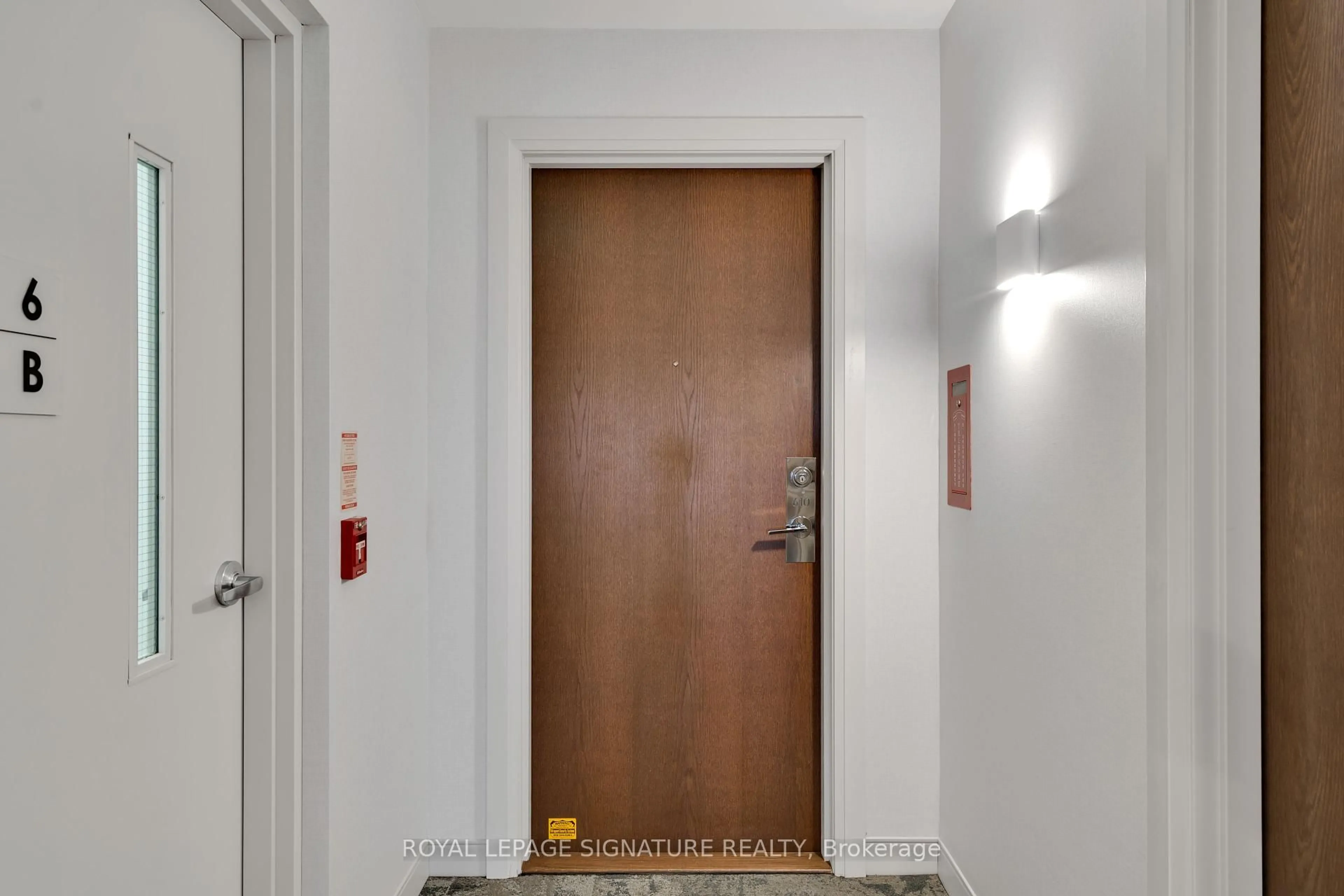 Indoor foyer for 2560 Eglinton Ave #610, Mississauga Ontario L5M 0Y3