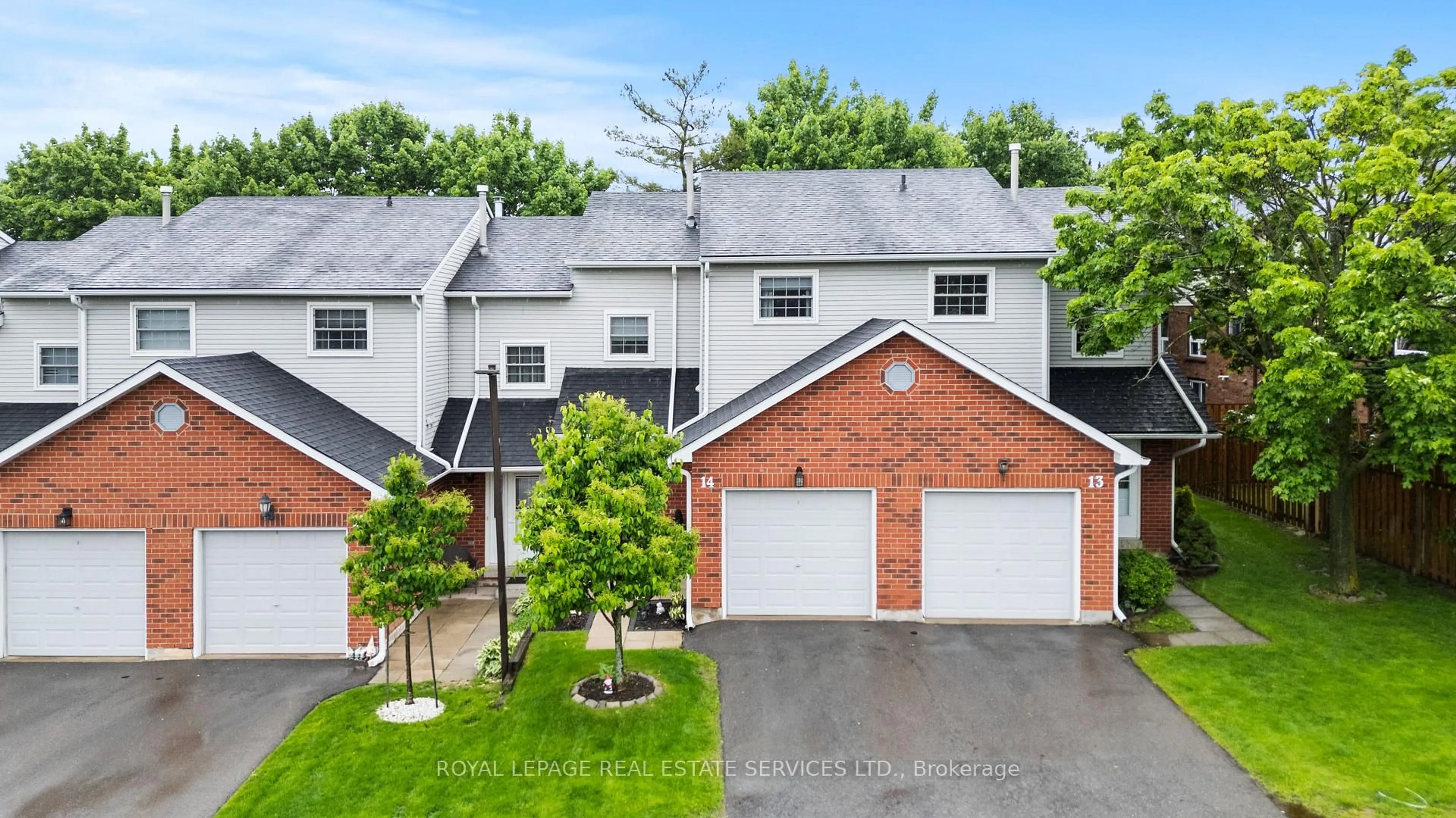 A pic from outside/outdoor area/front of a property/back of a property/a pic from drone, street for 2065 Amherst Heights Crt #14, Burlington Ontario L7P 4R7