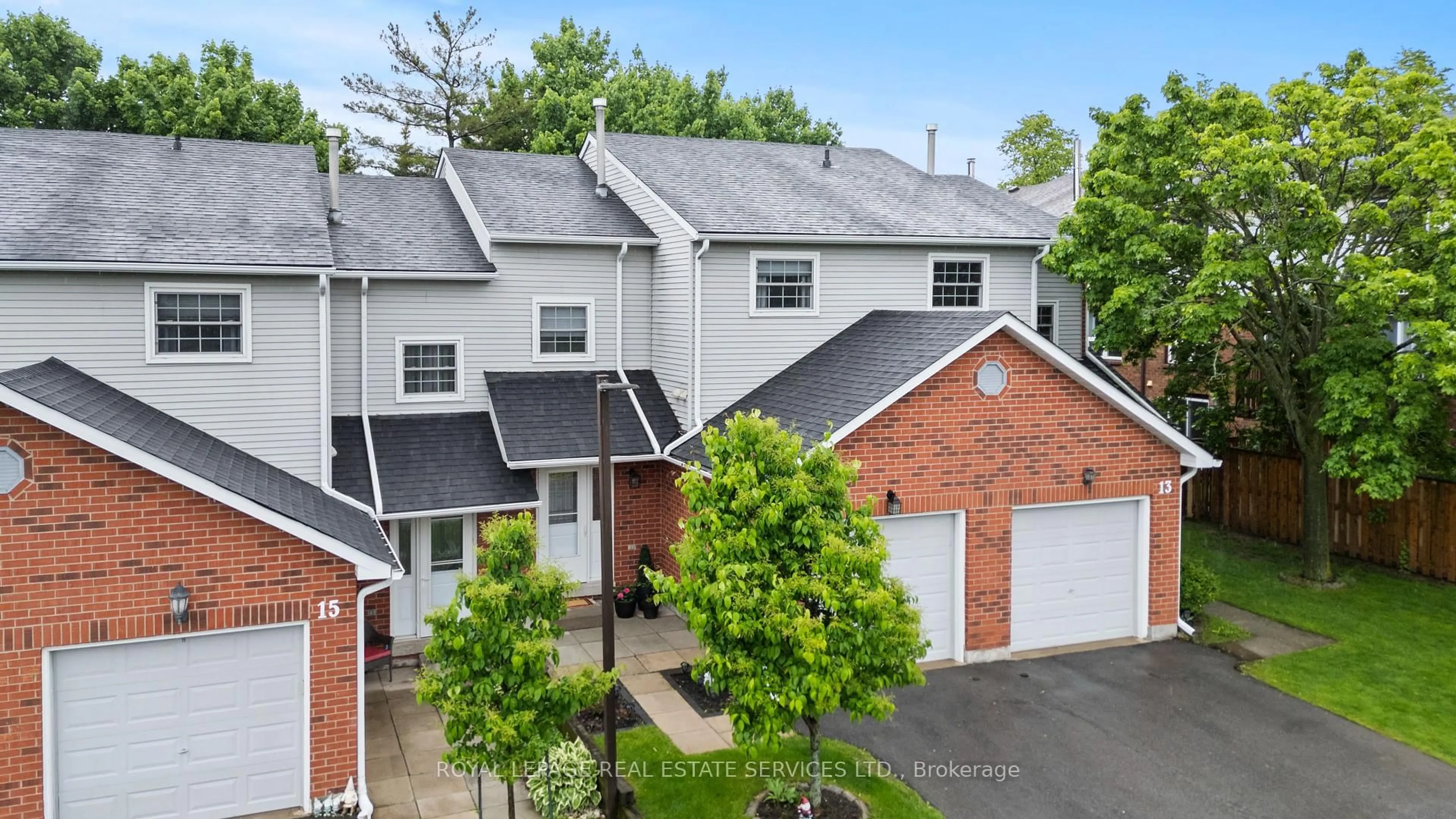 A pic from outside/outdoor area/front of a property/back of a property/a pic from drone, street for 2065 Amherst Heights Crt #14, Burlington Ontario L7P 4R7