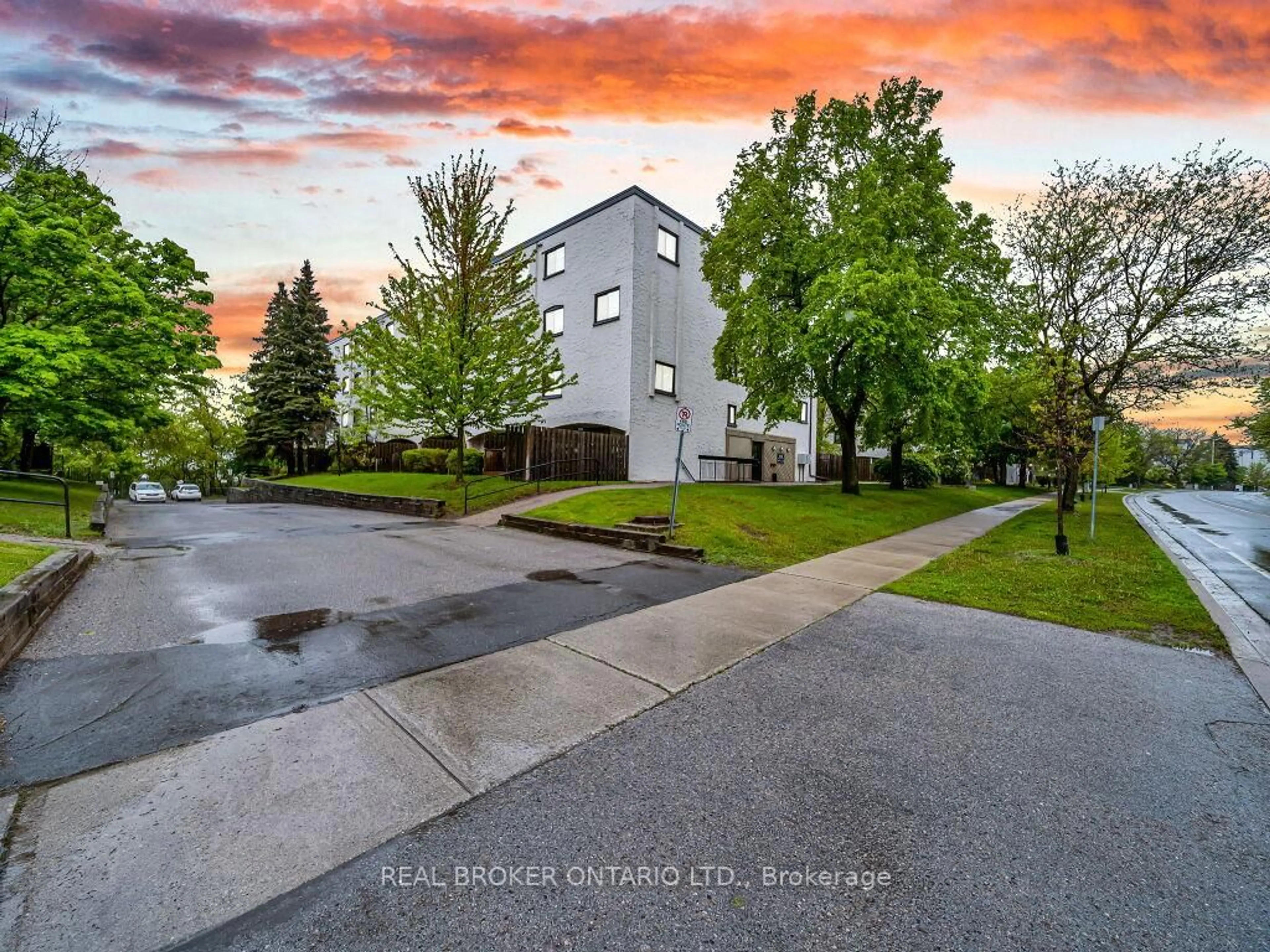 A pic from outside/outdoor area/front of a property/back of a property/a pic from drone, street for 1050 Falgarwood Dr #128, Oakville Ontario L6H 2P3