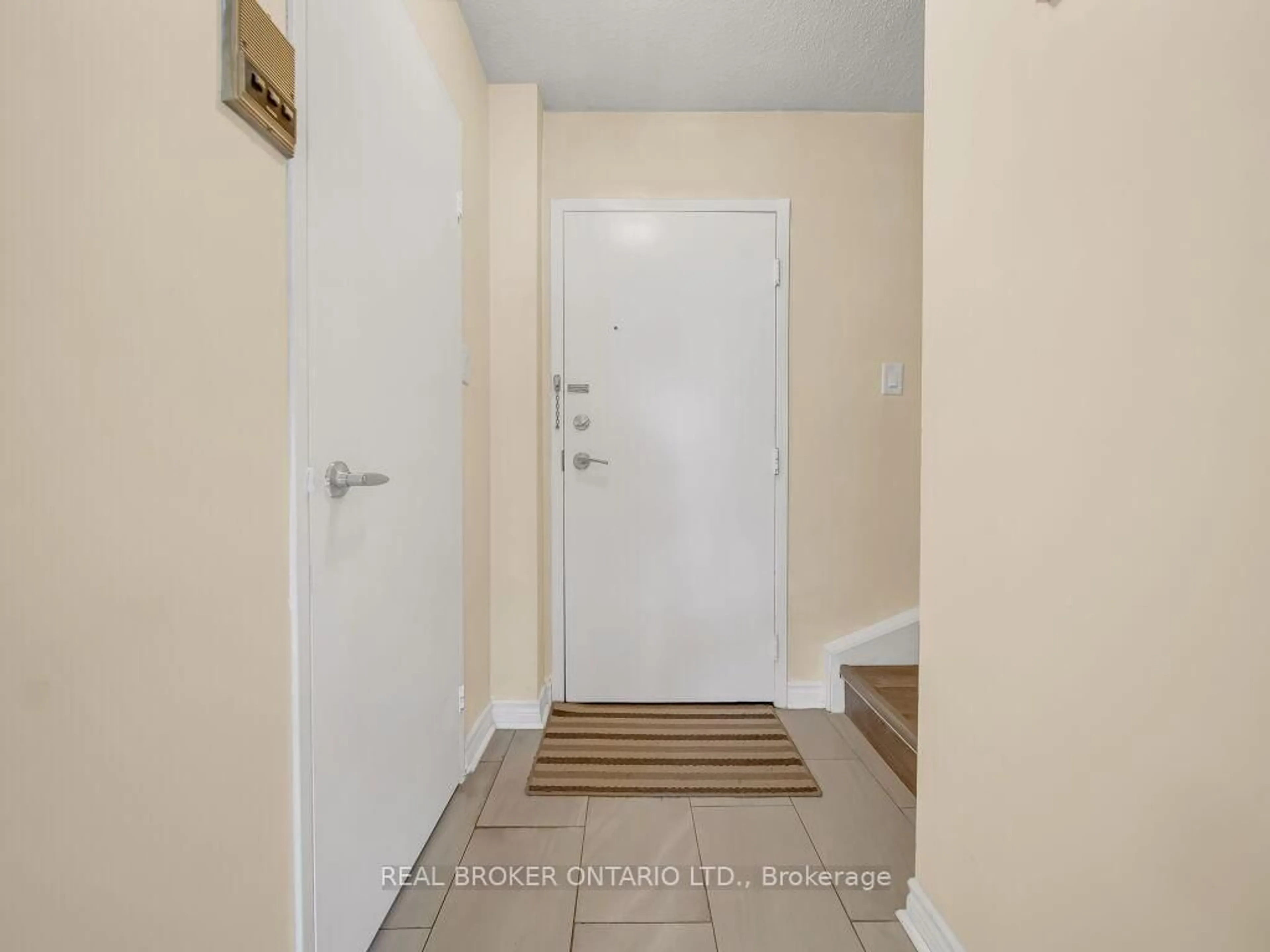 Indoor entryway for 1050 Falgarwood Dr #128, Oakville Ontario L6H 2P3