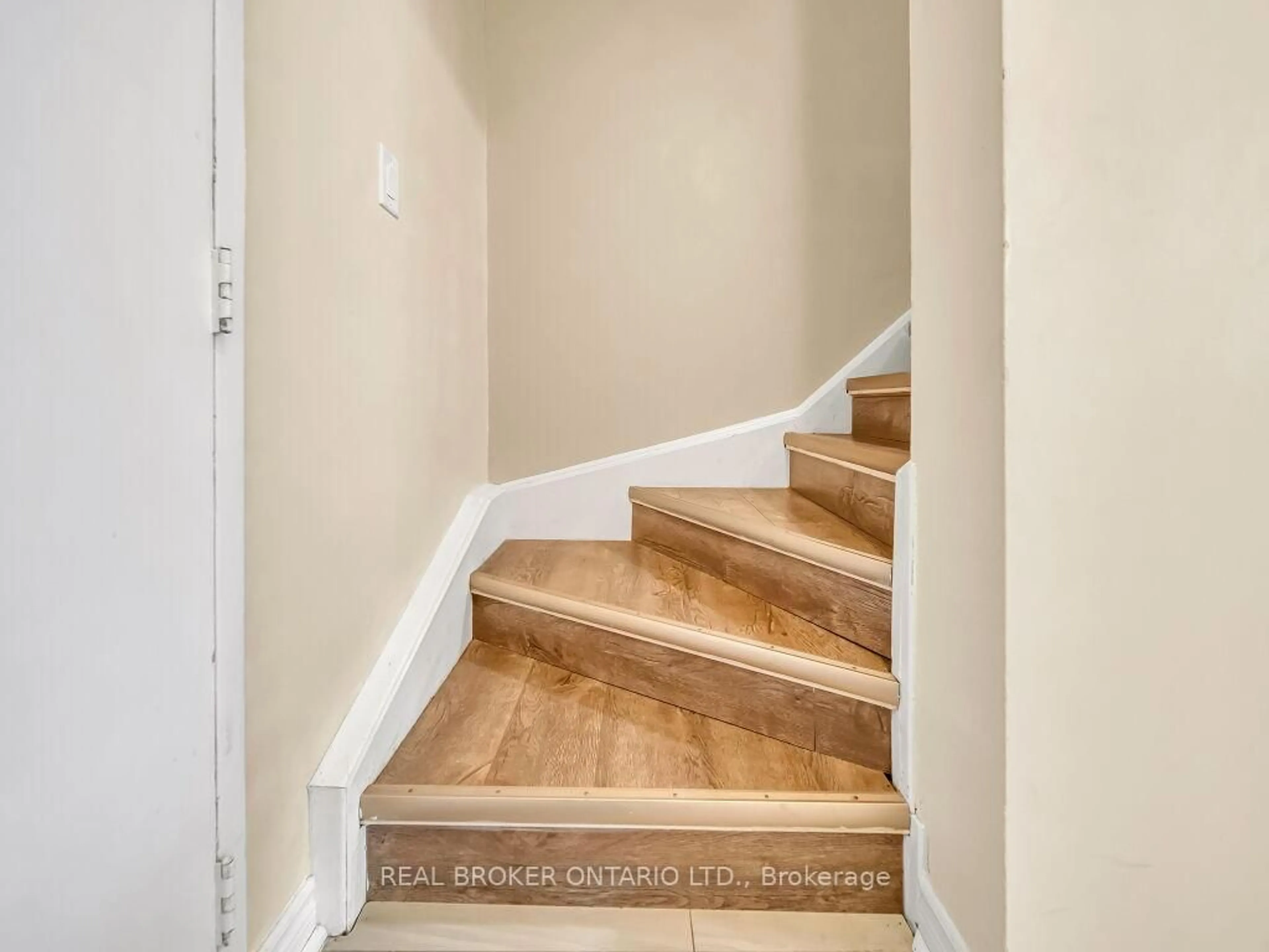 Stairs for 1050 Falgarwood Dr #128, Oakville Ontario L6H 2P3