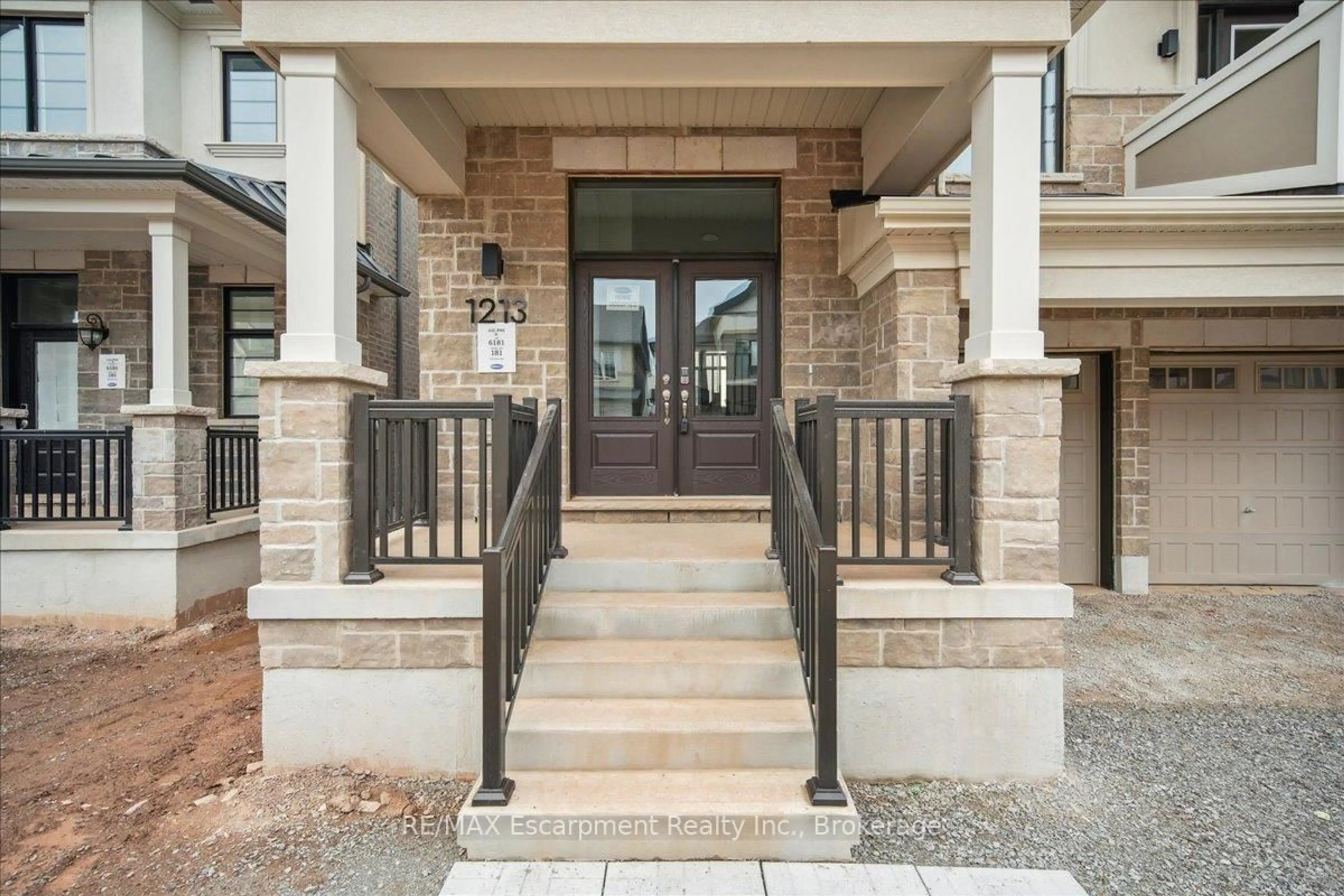 Indoor entryway for 1213 Onyx Tr, Oakville Ontario L6H 8A8
