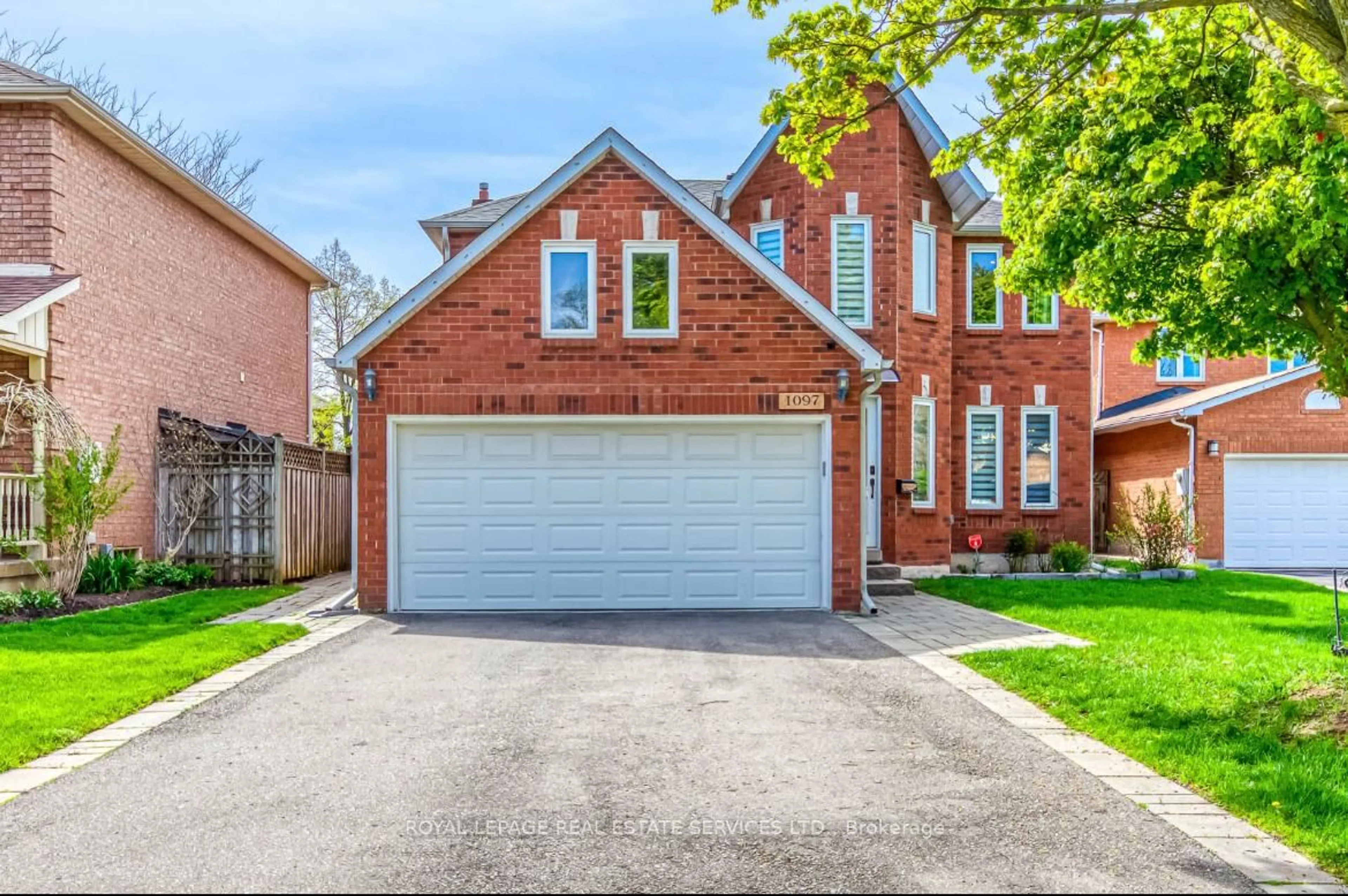 Home with brick exterior material, street for 1097 Grandeur Cres, Oakville Ontario L6H 4B4