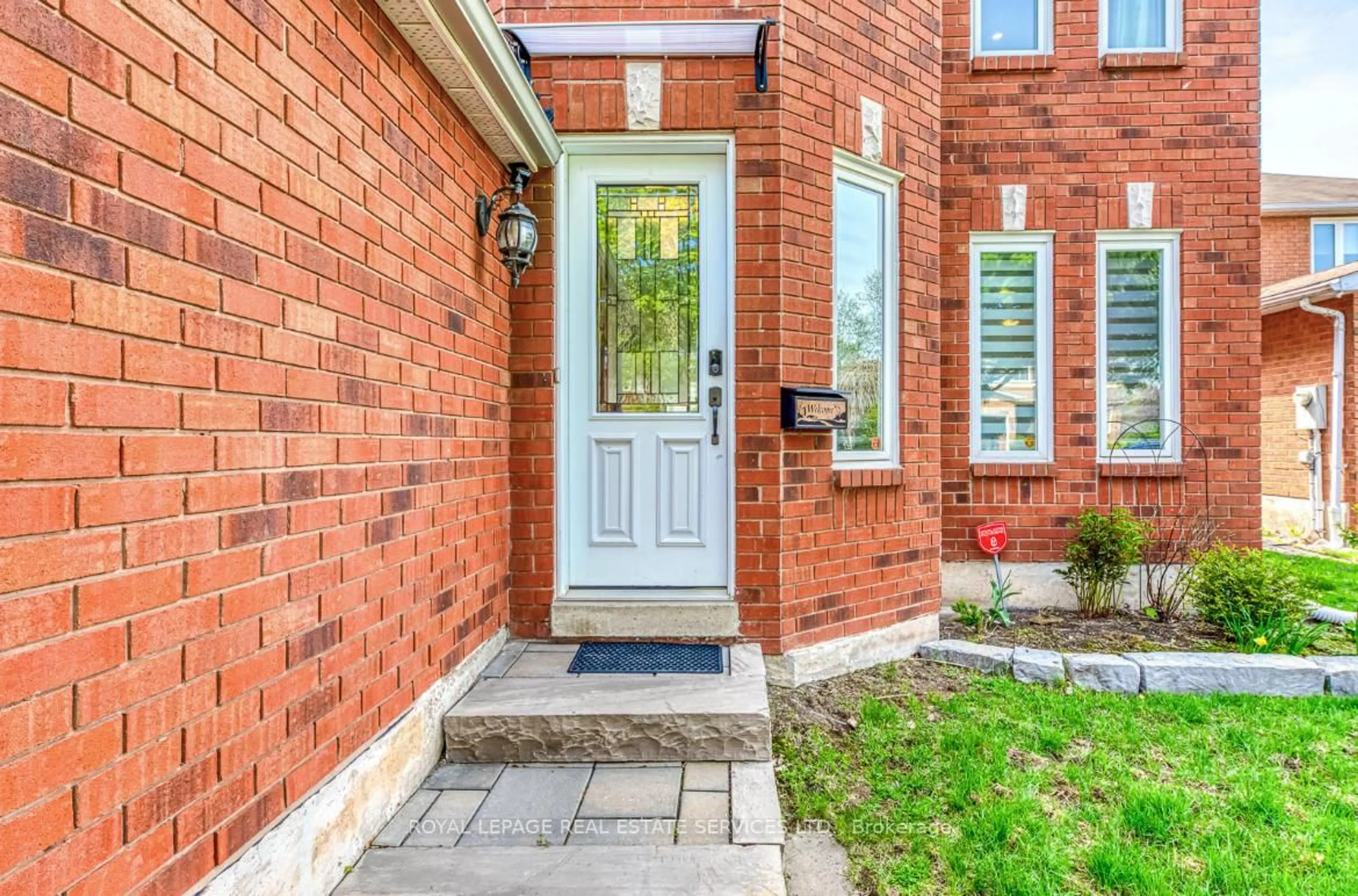 Home with brick exterior material, street for 1097 Grandeur Cres, Oakville Ontario L6H 4B4