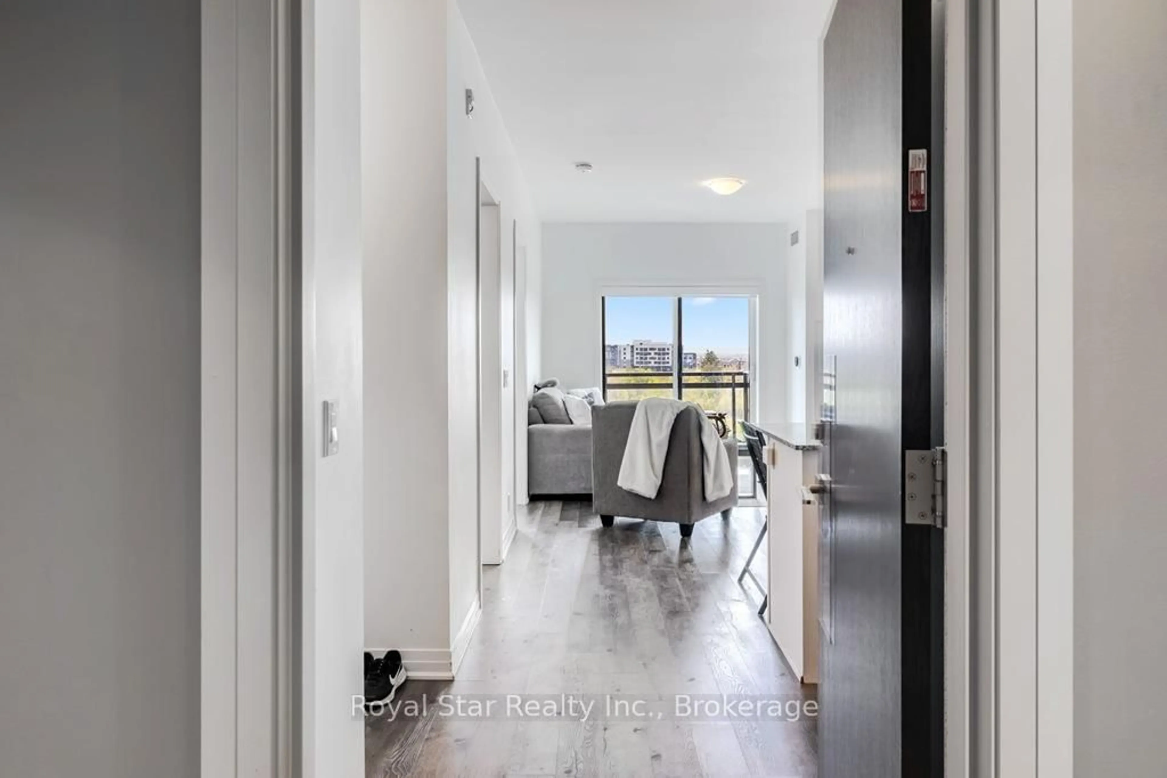 Indoor entryway for 102 Grovewood Common #526, Oakville Ontario L6M 0X2