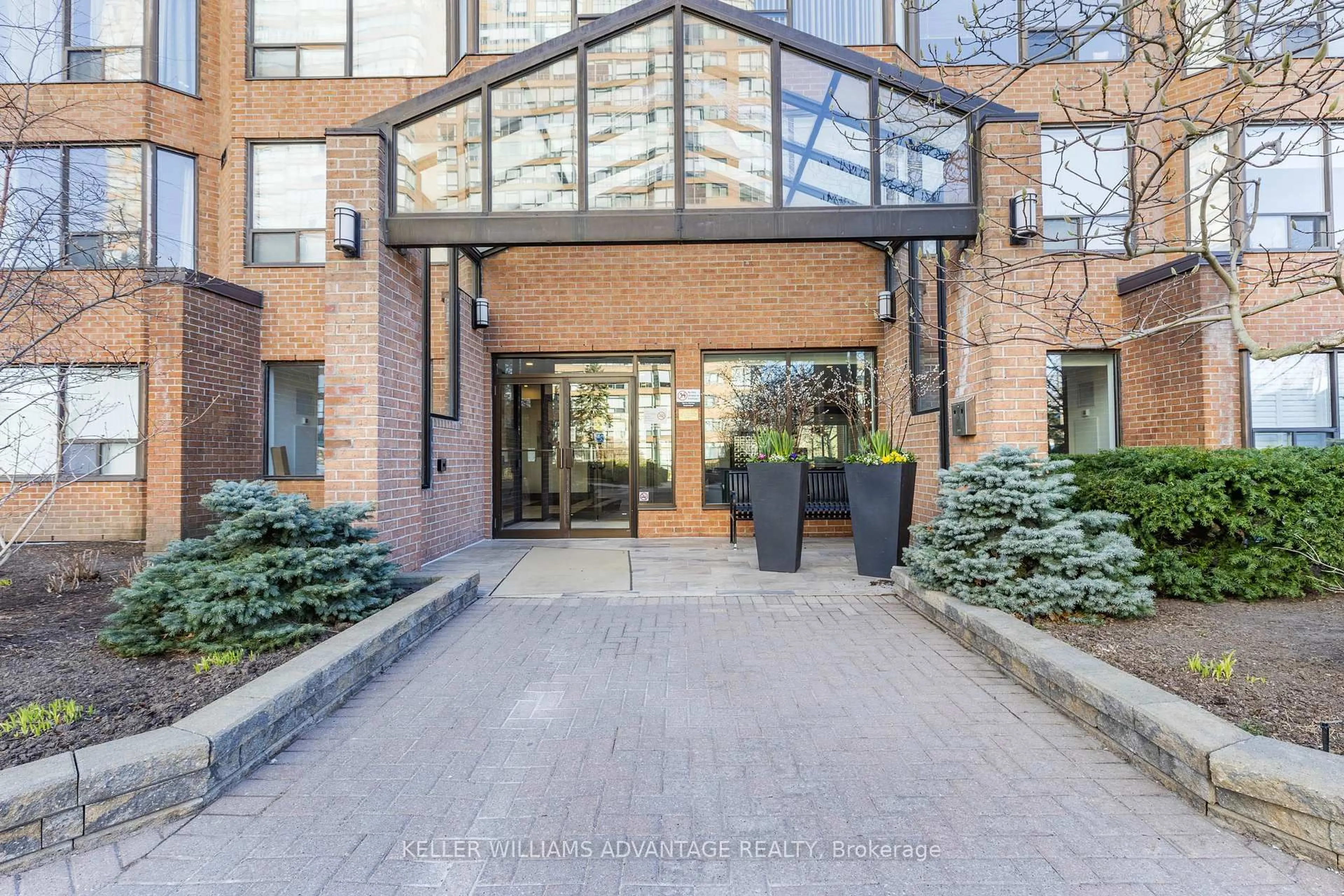 Indoor foyer for 1270 Maple Crossing Blvd #208, Burlington Ontario L7S 2J3