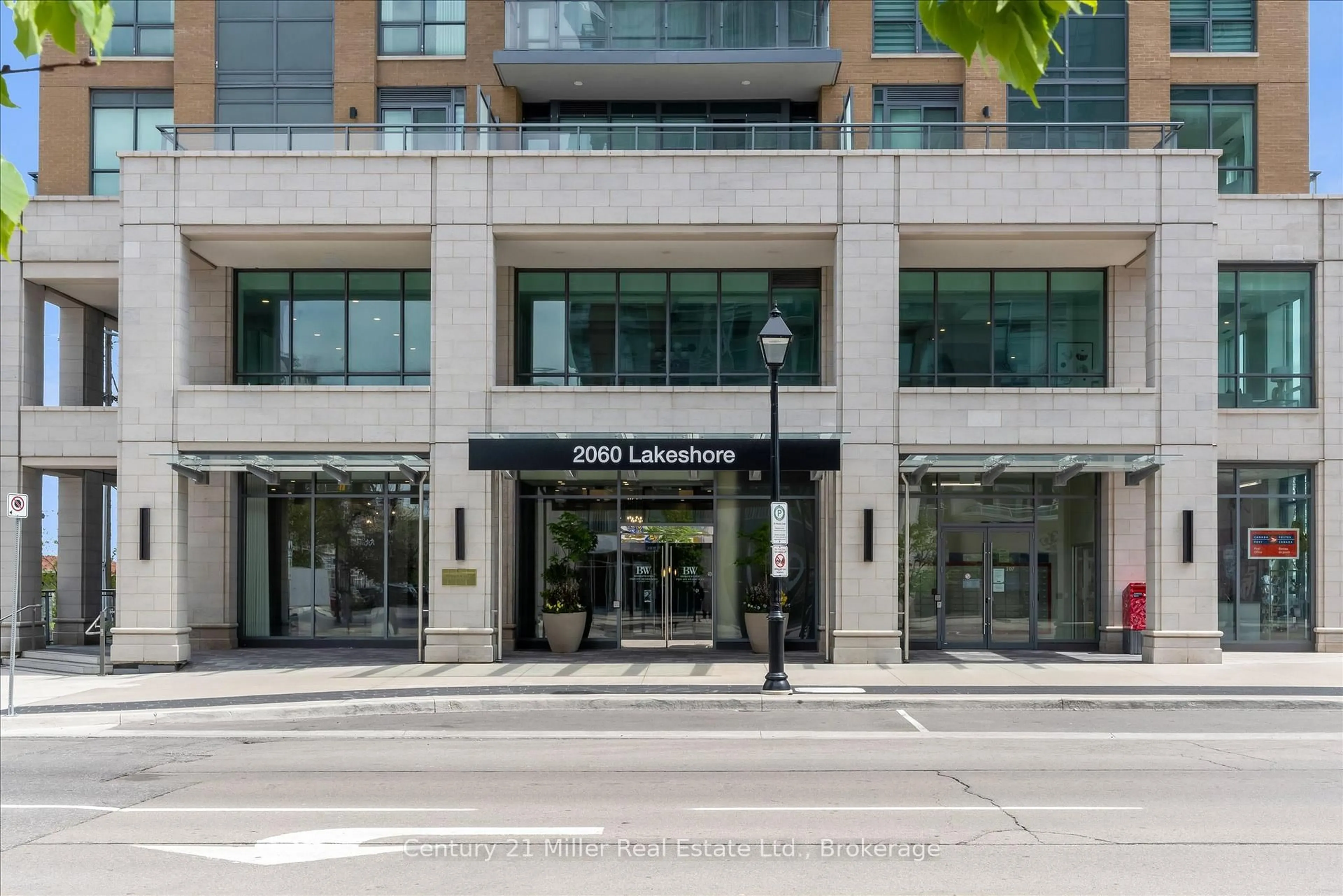 Indoor foyer for 2060 Lakeshore Dr #1605, Burlington Ontario L7R 0G2
