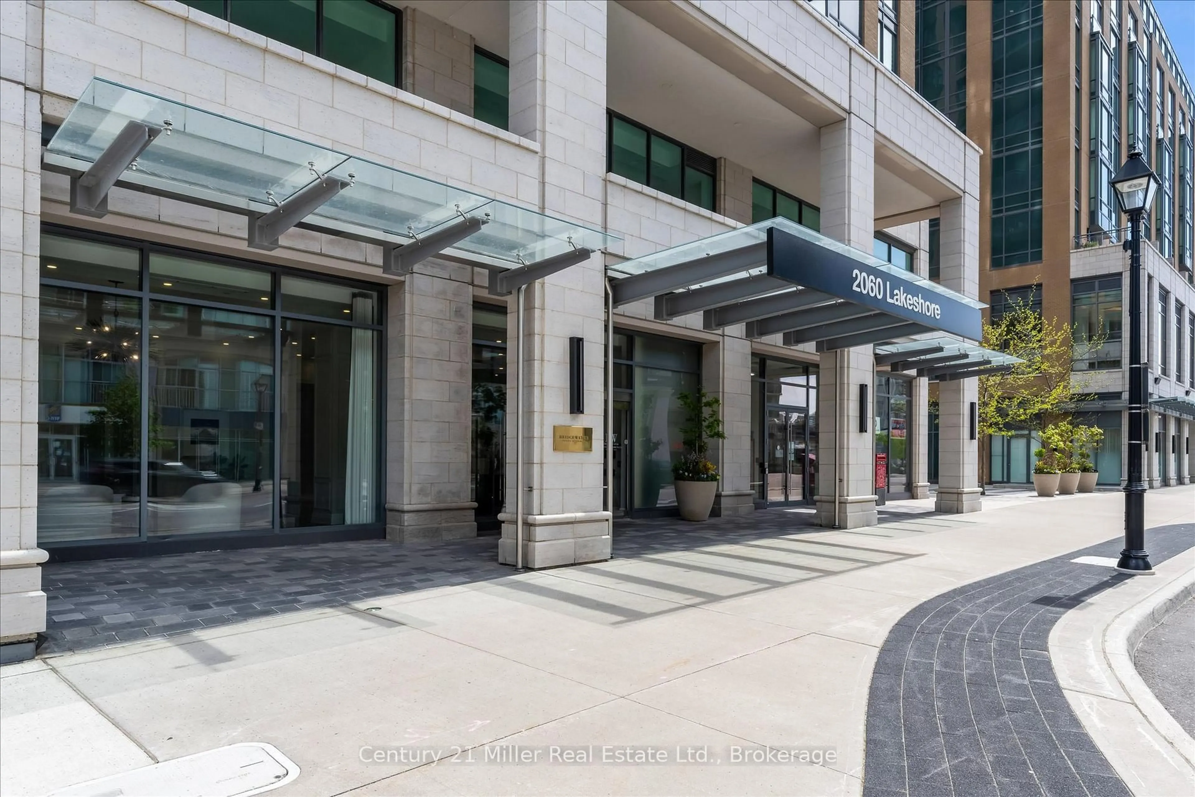 Indoor foyer for 2060 Lakeshore Dr #1605, Burlington Ontario L7R 0G2