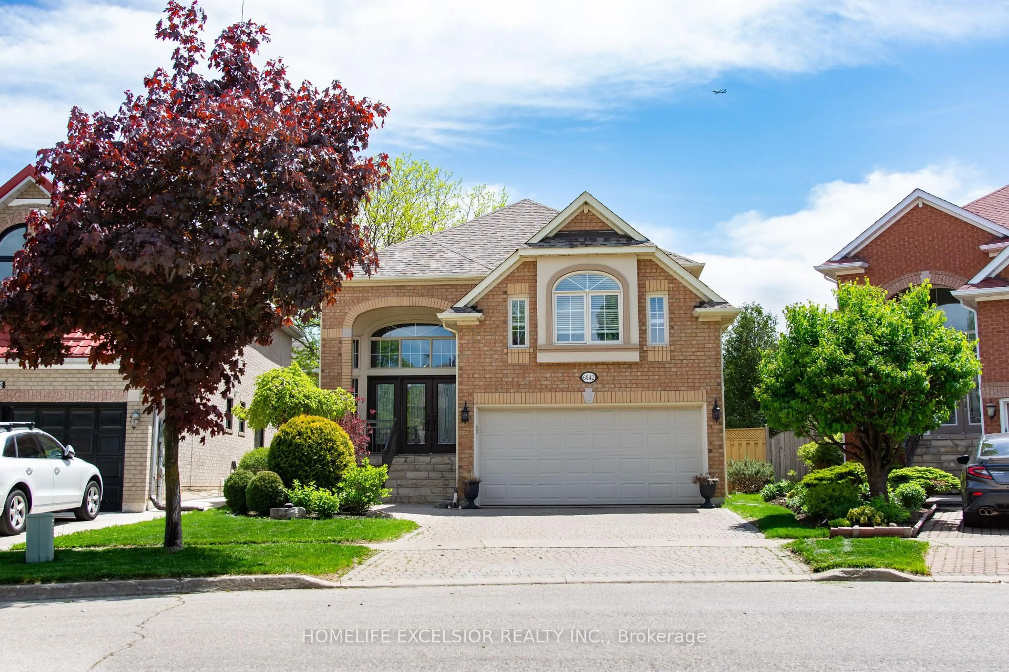 Home with vinyl exterior material, street for 6842 Yarrow Ave, Mississauga Ontario L5N 6V1