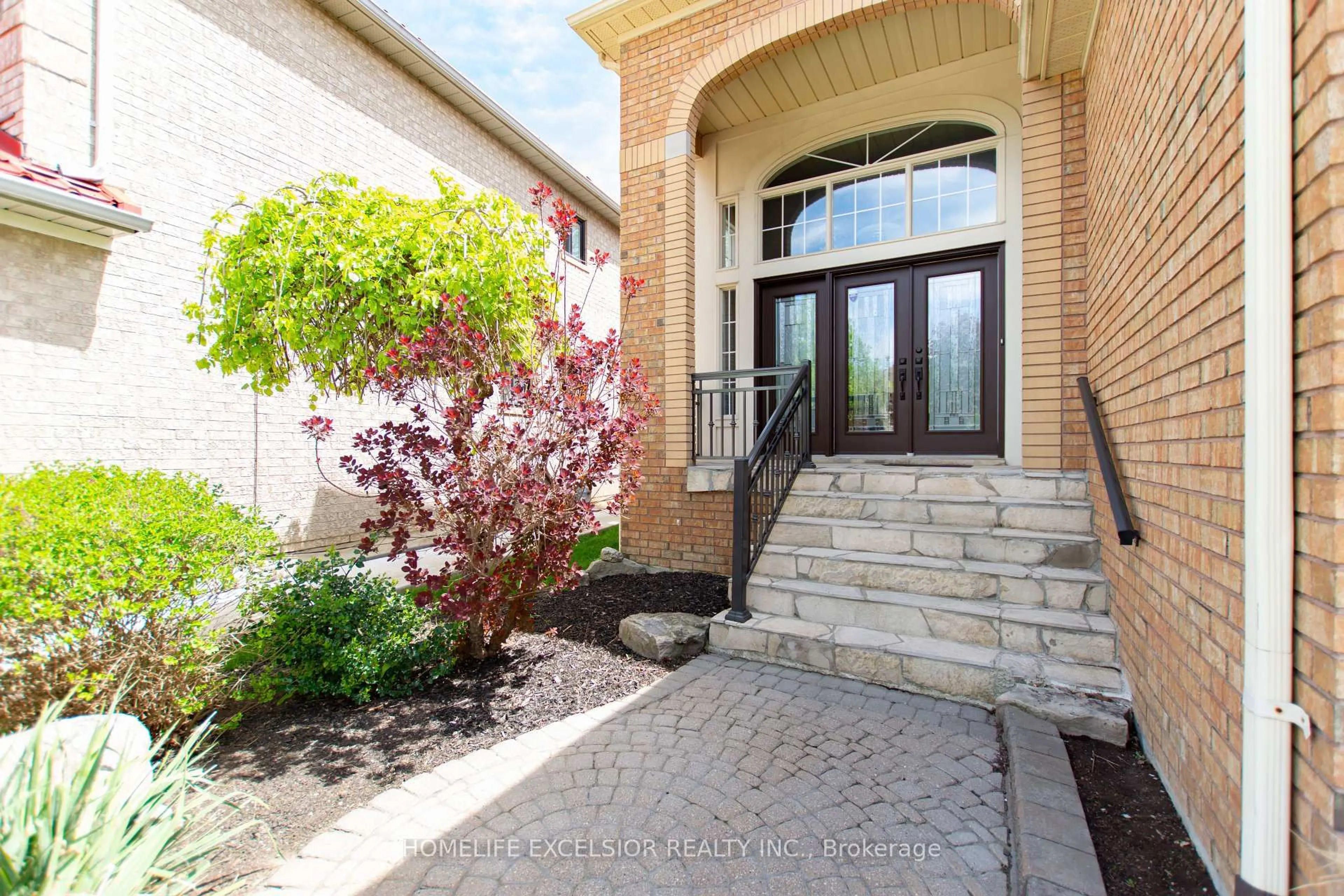 Home with brick exterior material, street for 6842 Yarrow Ave, Mississauga Ontario L5N 6V1