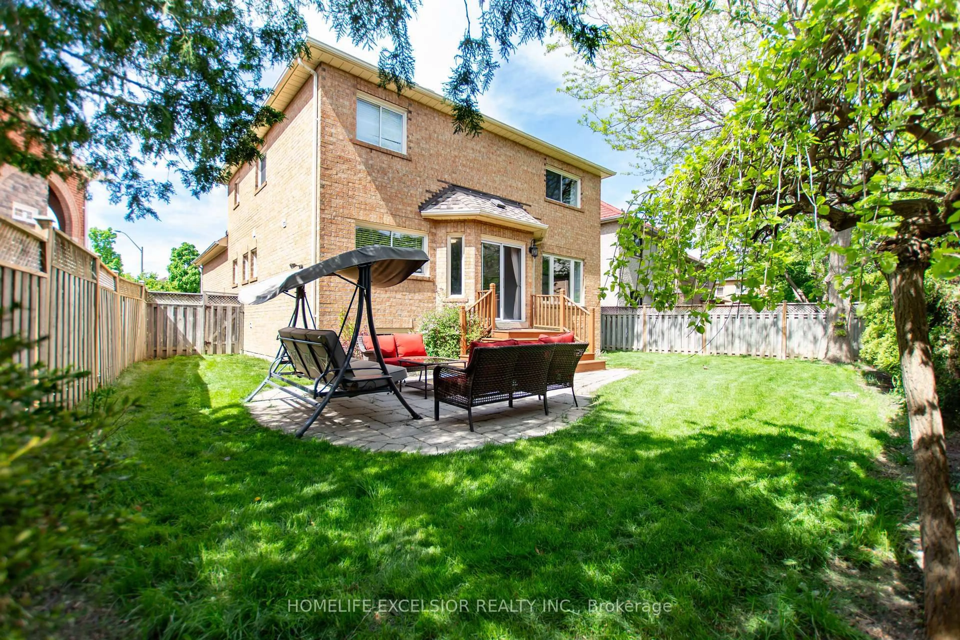 Patio, street for 6842 Yarrow Ave, Mississauga Ontario L5N 6V1