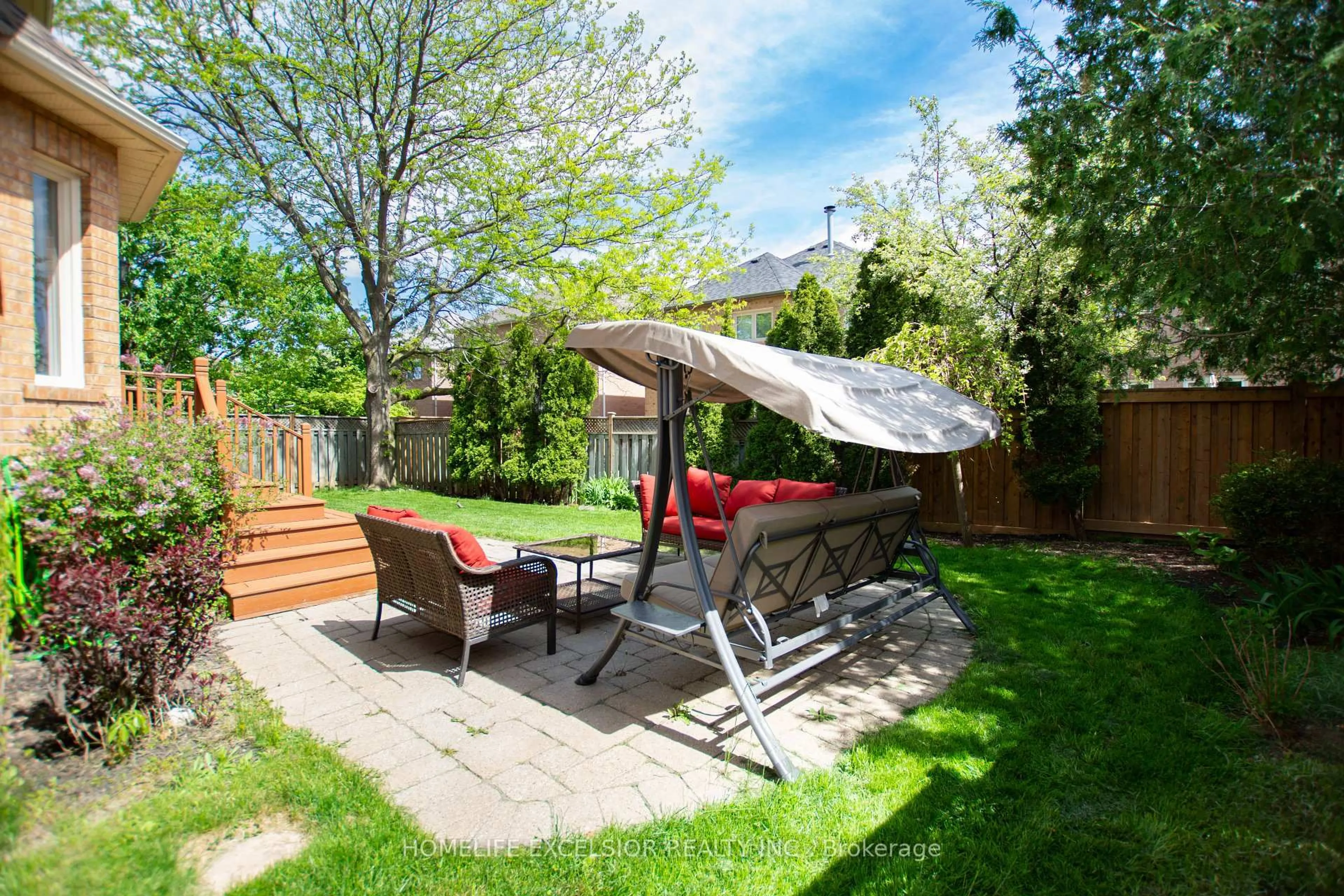Patio, street for 6842 Yarrow Ave, Mississauga Ontario L5N 6V1