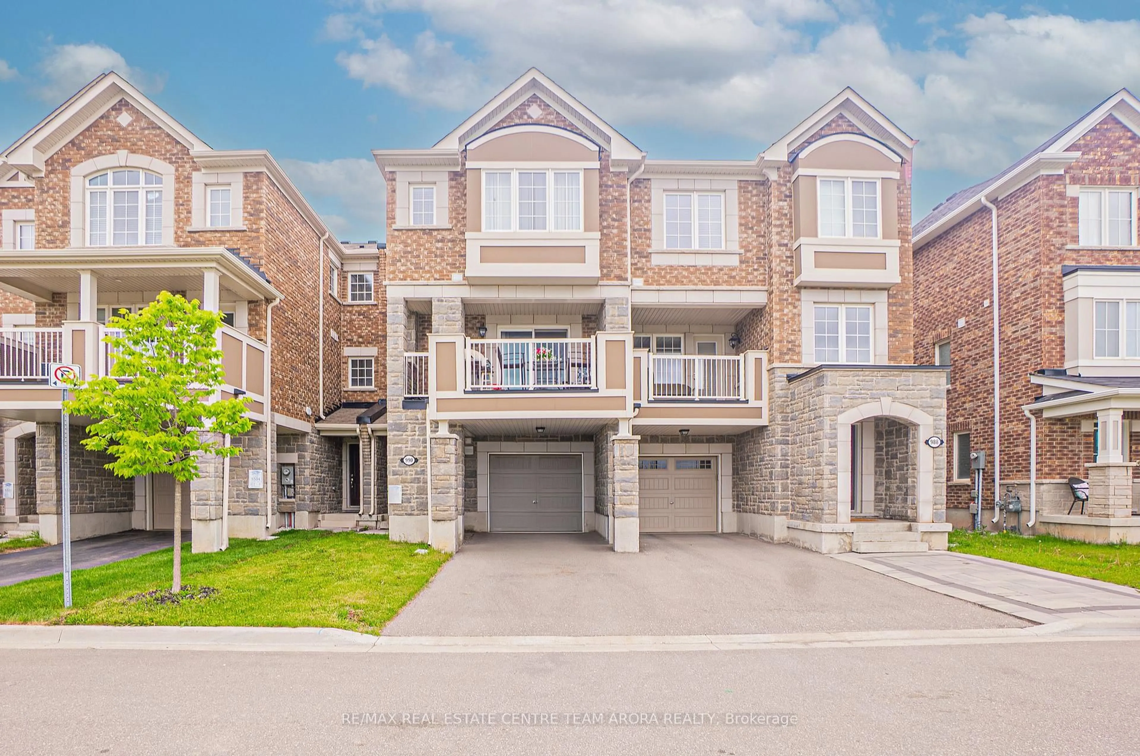 A pic from outside/outdoor area/front of a property/back of a property/a pic from drone, street for 990 Balsam Crt, Milton Ontario L9E 1R5