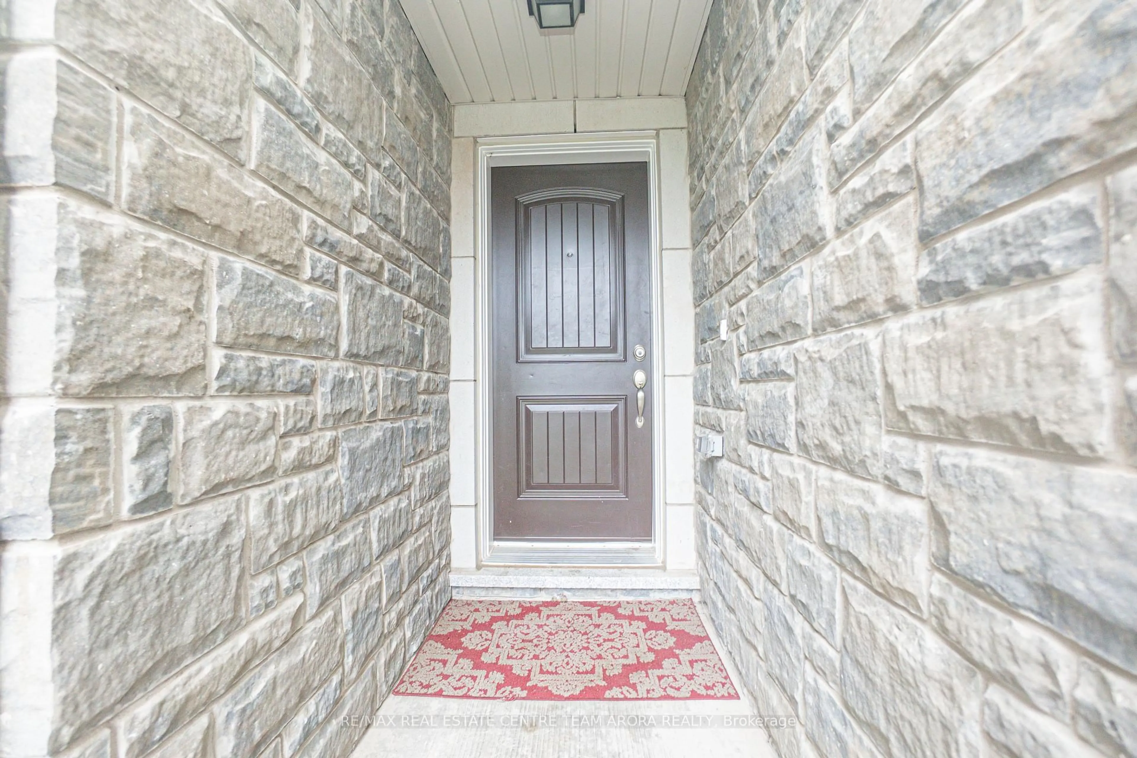 Indoor entryway for 990 Balsam Crt, Milton Ontario L9E 1R5