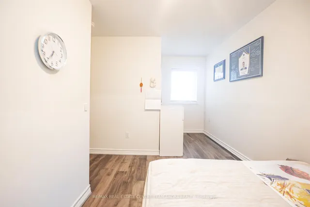 Additional image 4 of 990 Balsam Crt