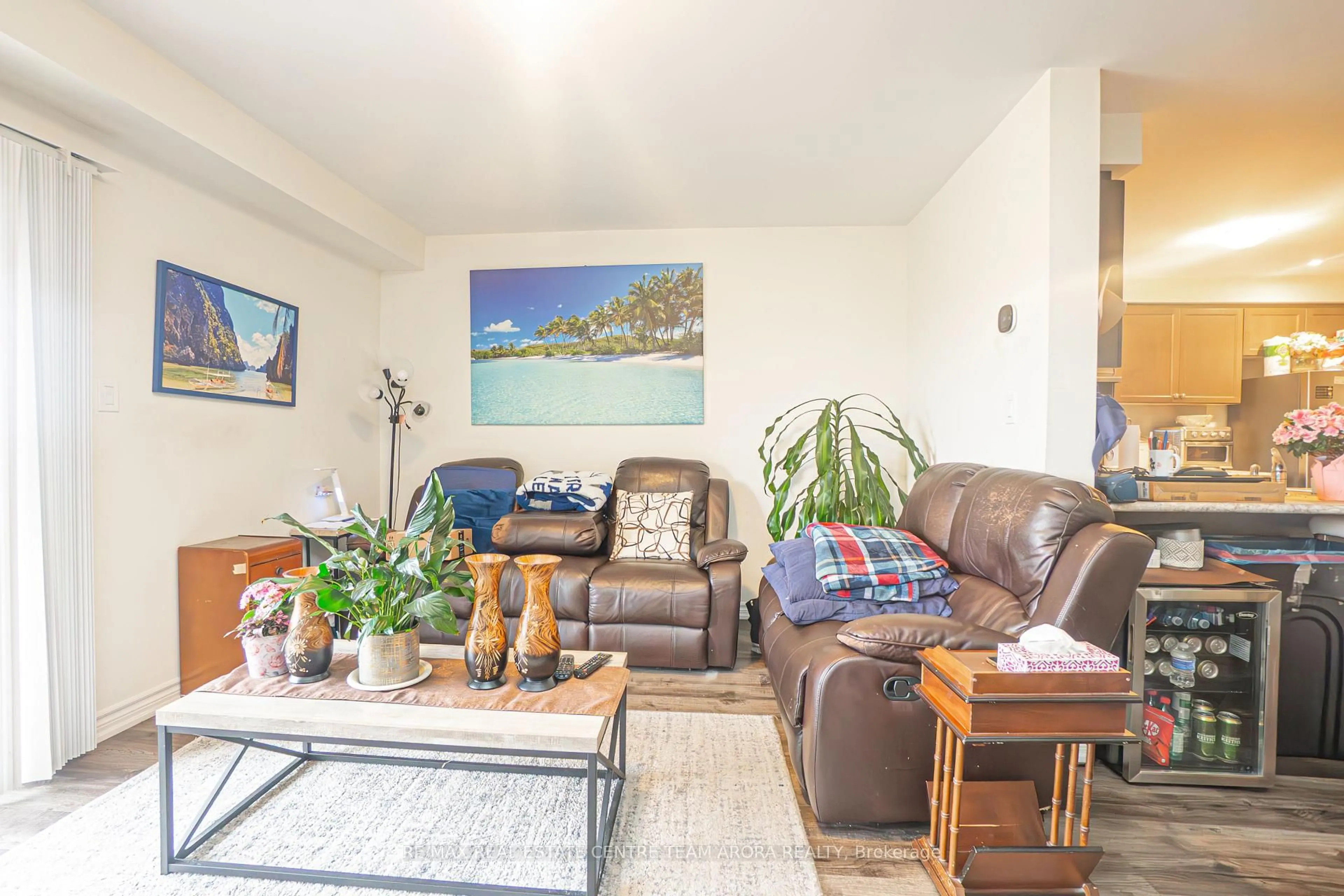 Living room with furniture, unknown for 990 Balsam Crt, Milton Ontario L9E 1R5