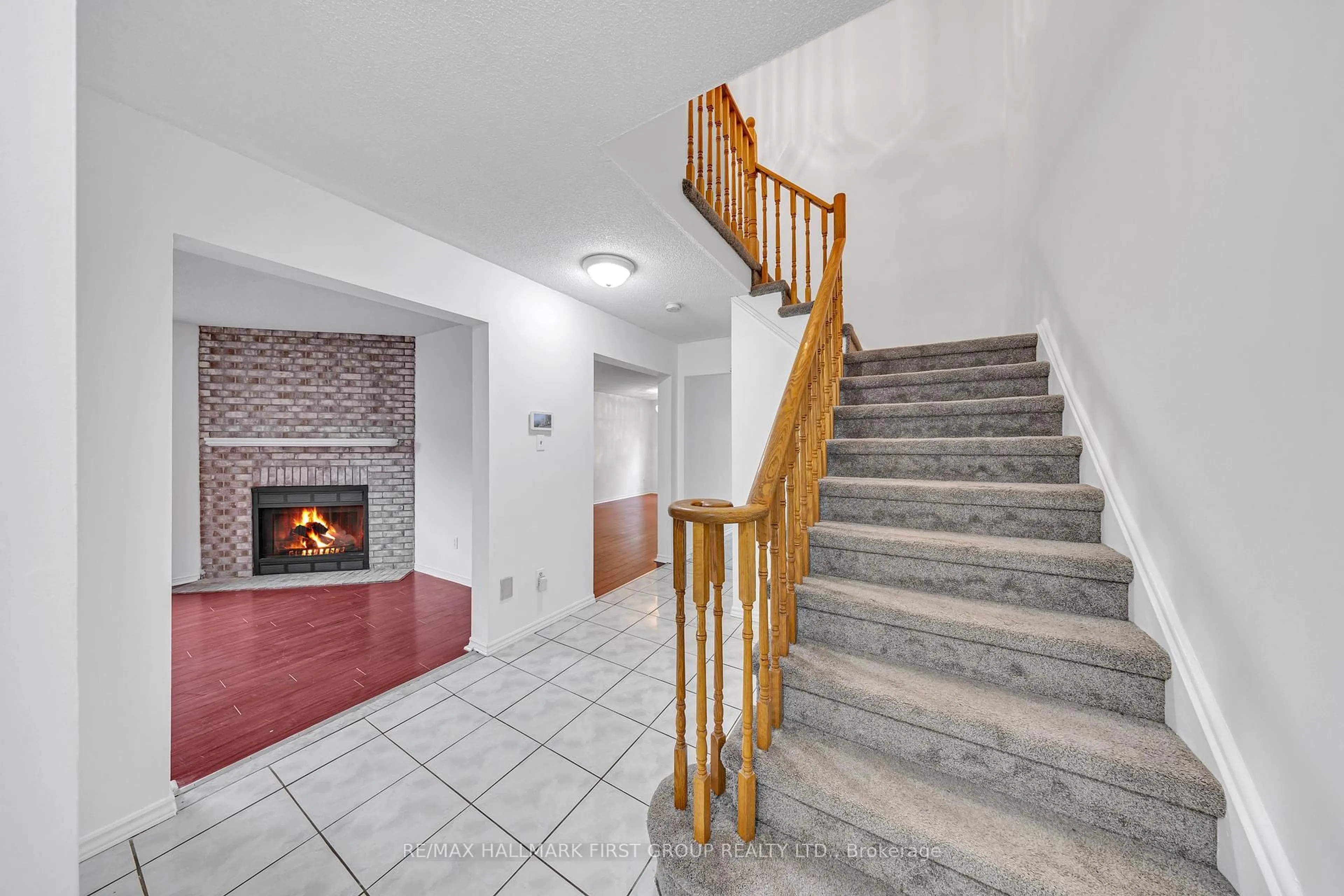 Indoor foyer for 21 Toba Cres, Brampton Ontario L6Z 4R6